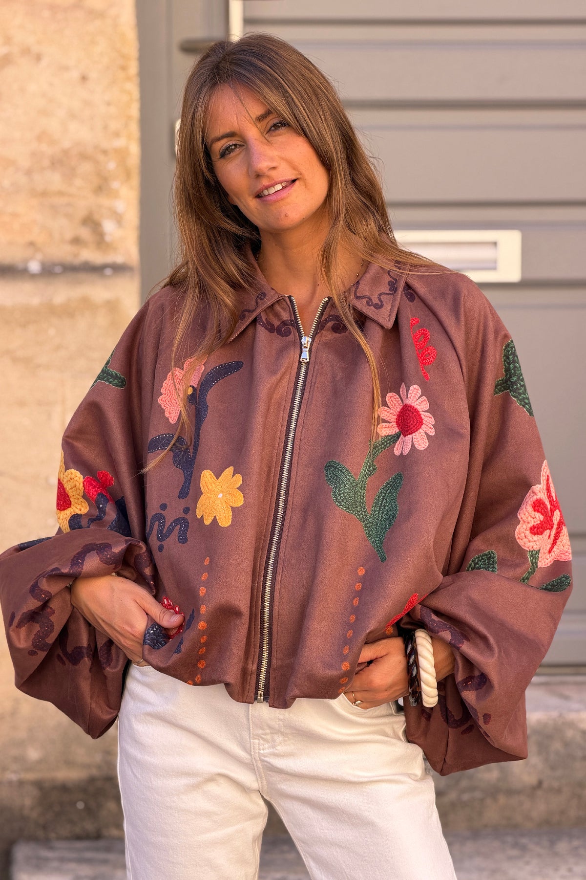 Blouson veste ballon marron en suédine imprimé effet broderie fleurs colorées et zip