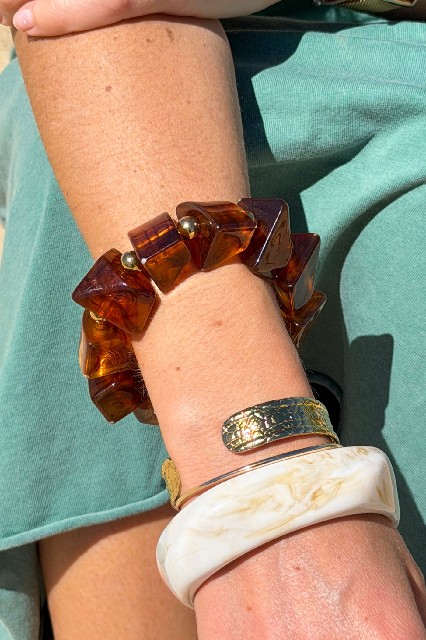 Bracelet élastique grosses perles irrégulières marron écaille en résine