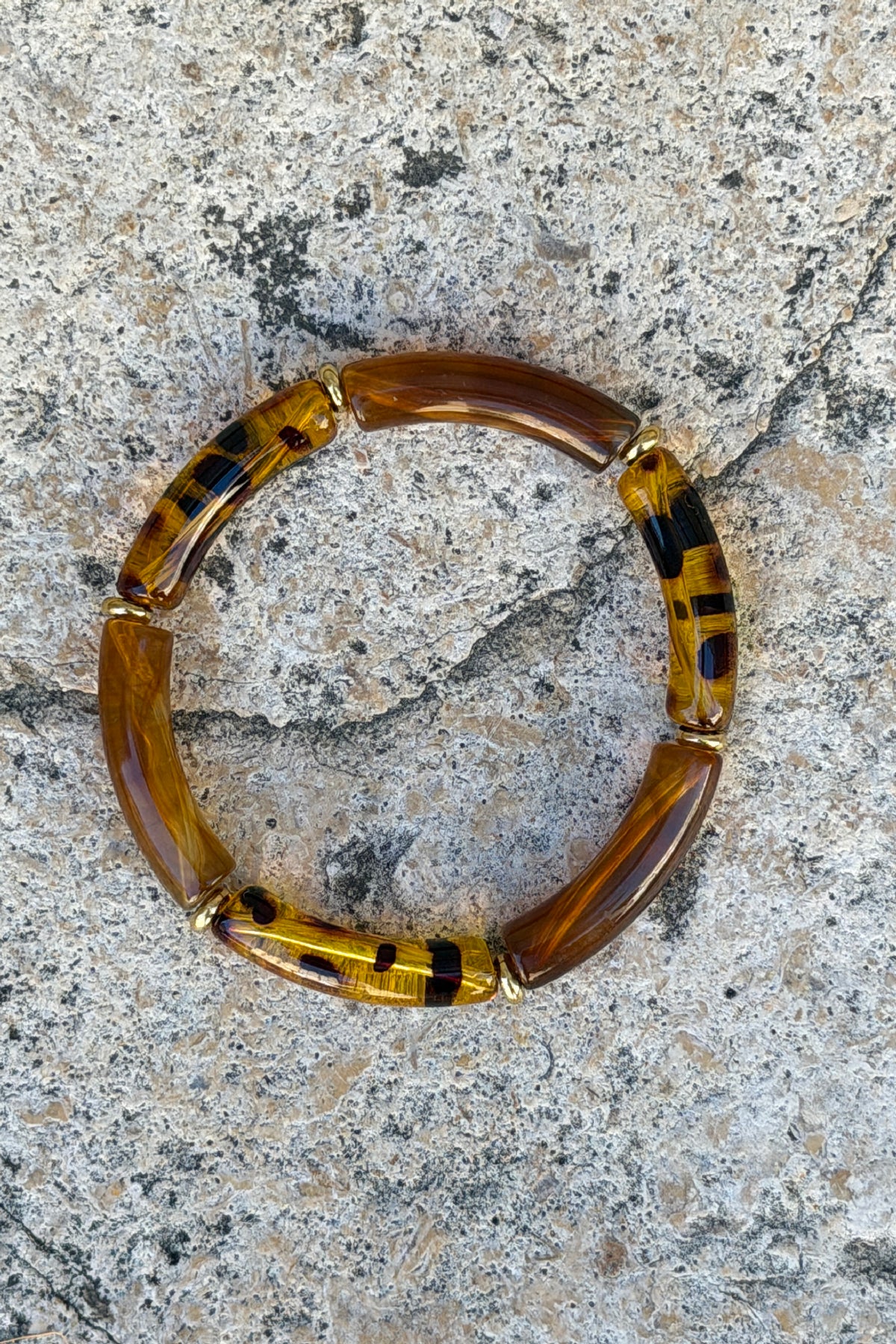 Bracelet élastique perles longues en résine marron écaille et léopard