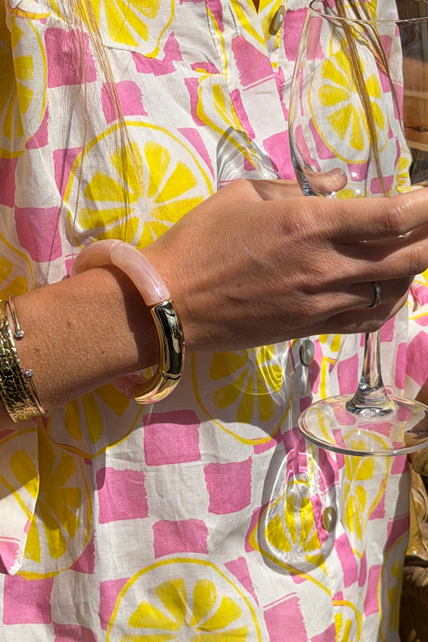 Bracelet élastique style jonc en perles acetate rose pâle et dorées