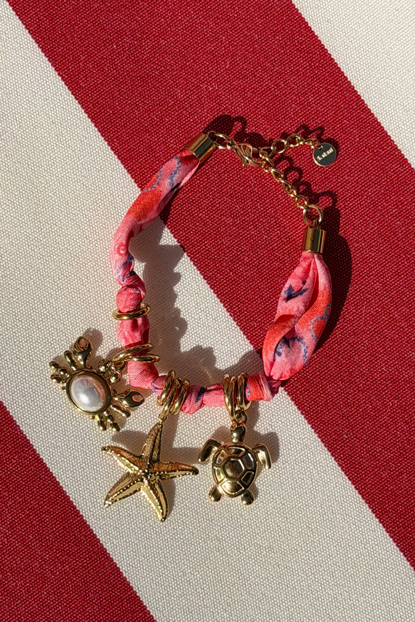 Bracelet en tissu rose imprimé coquillage breloque crabe mer
