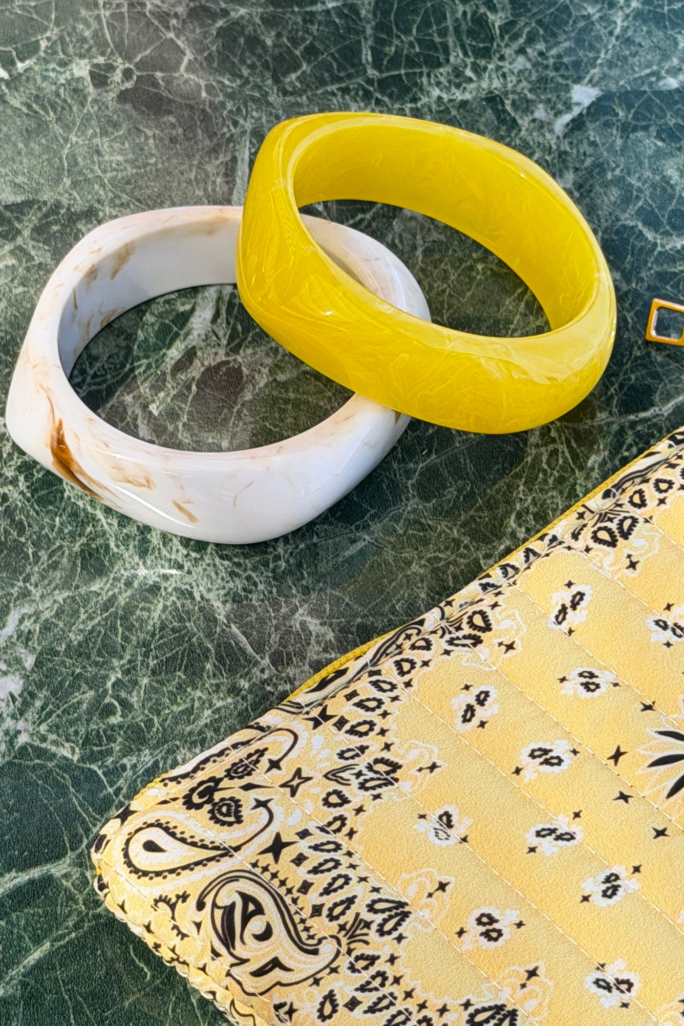 Bracelet jonc en résine marbré jaune