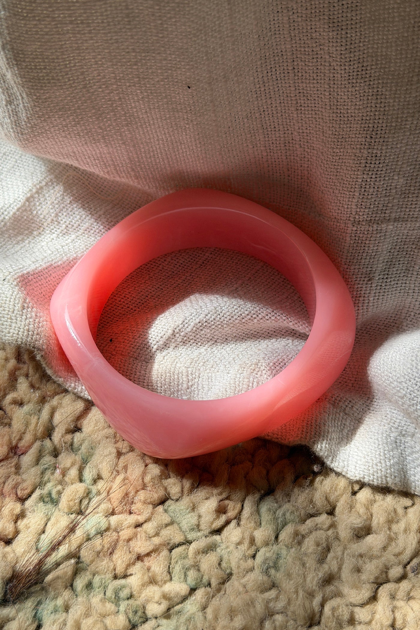Bracelet jonc en résine marbré rose