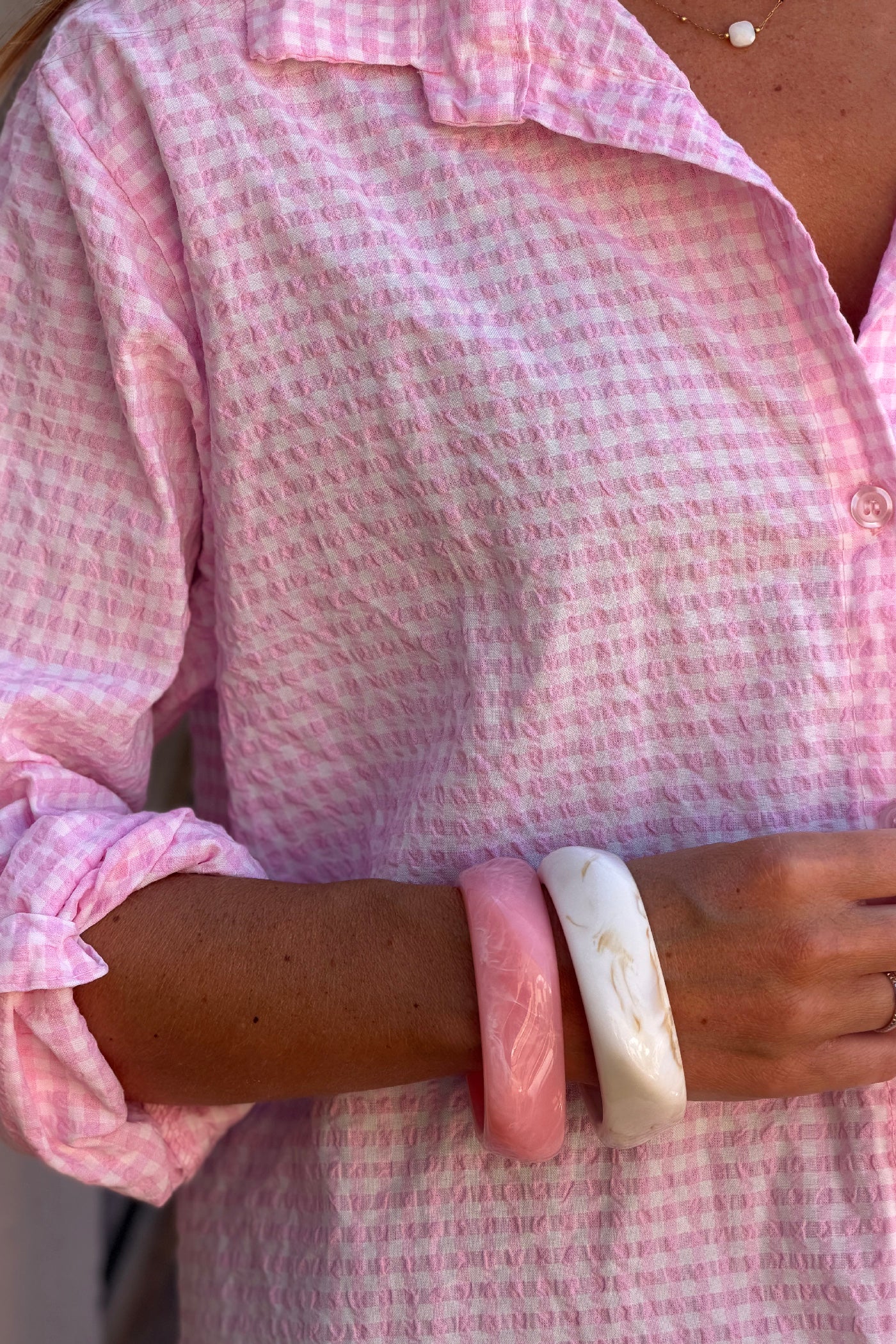 Bracelet jonc en résine marbré rose