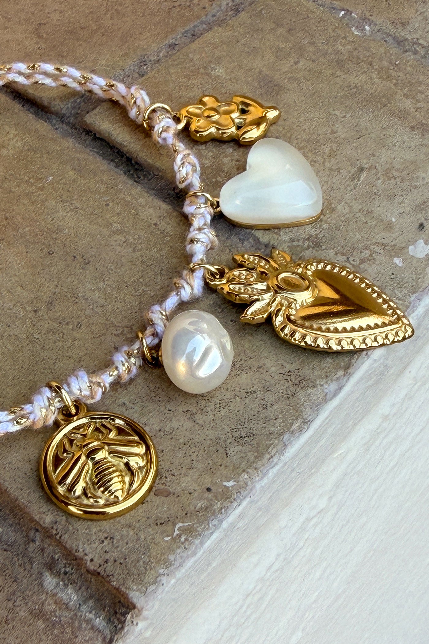 Bracelet lien torsade beige blanc et dore breloque abeille cœur fleur