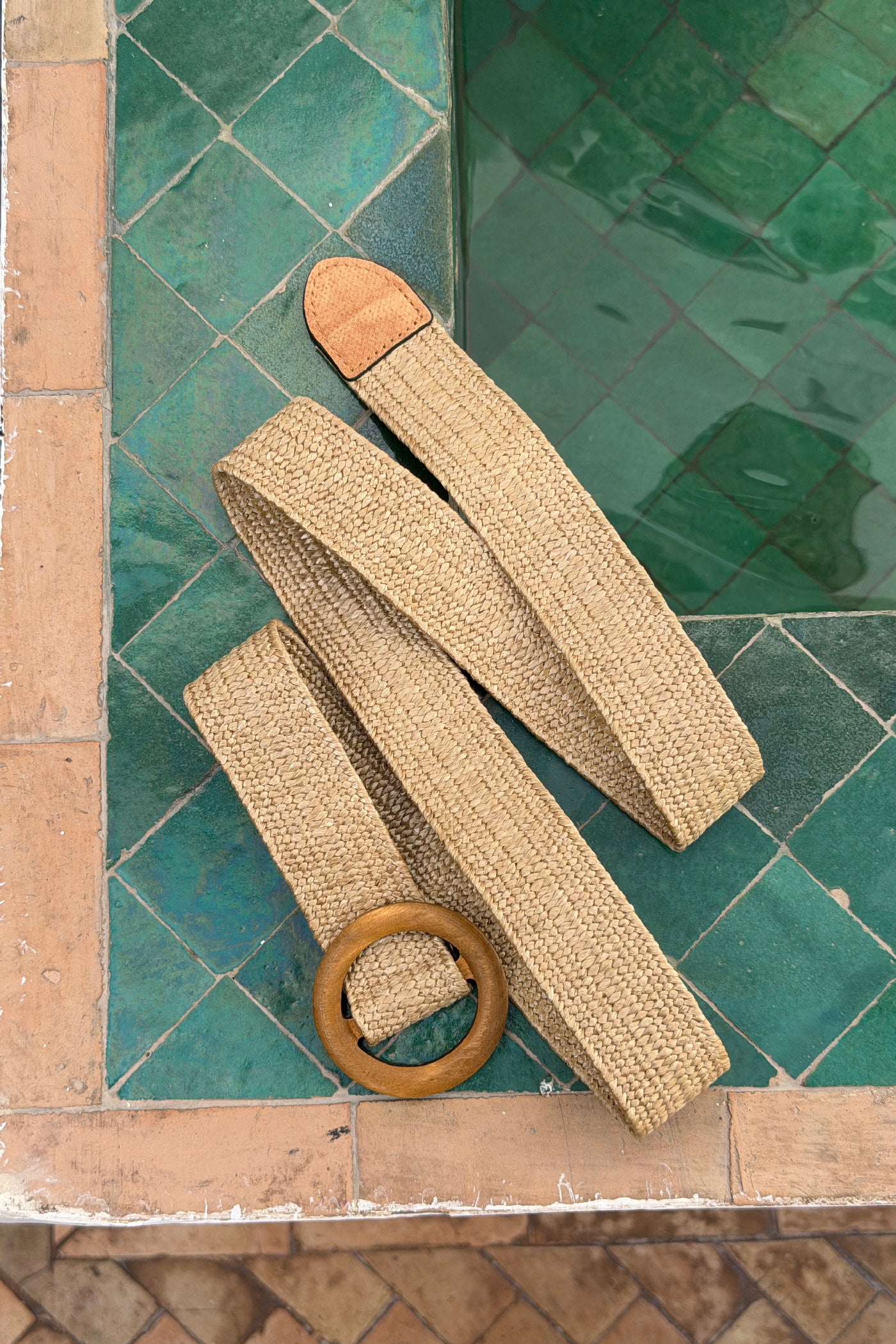 Ceinture élastique fine style raphia boucle ronde en bois