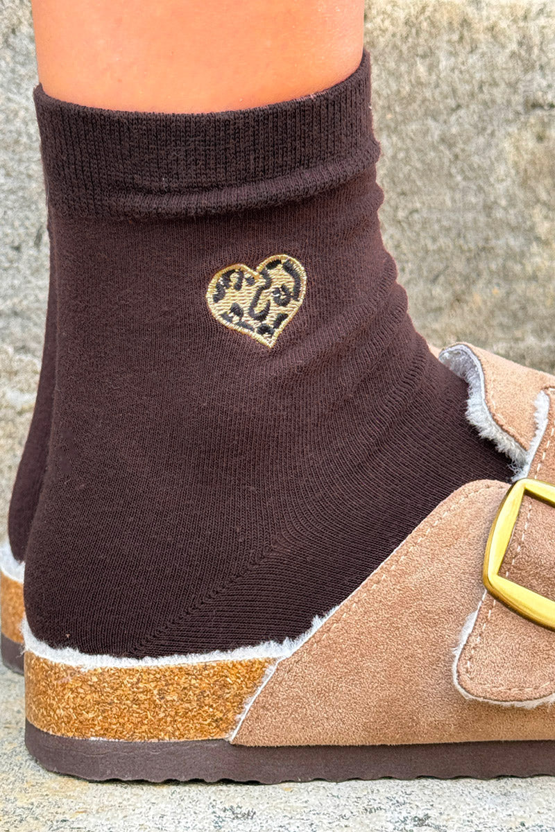 Chaussettes marron en coton broderie cœur léopard