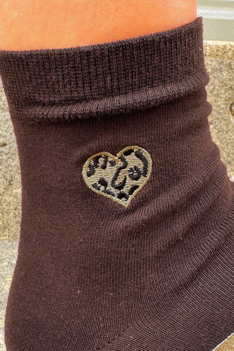 Chaussettes marron en coton broderie cœur léopard