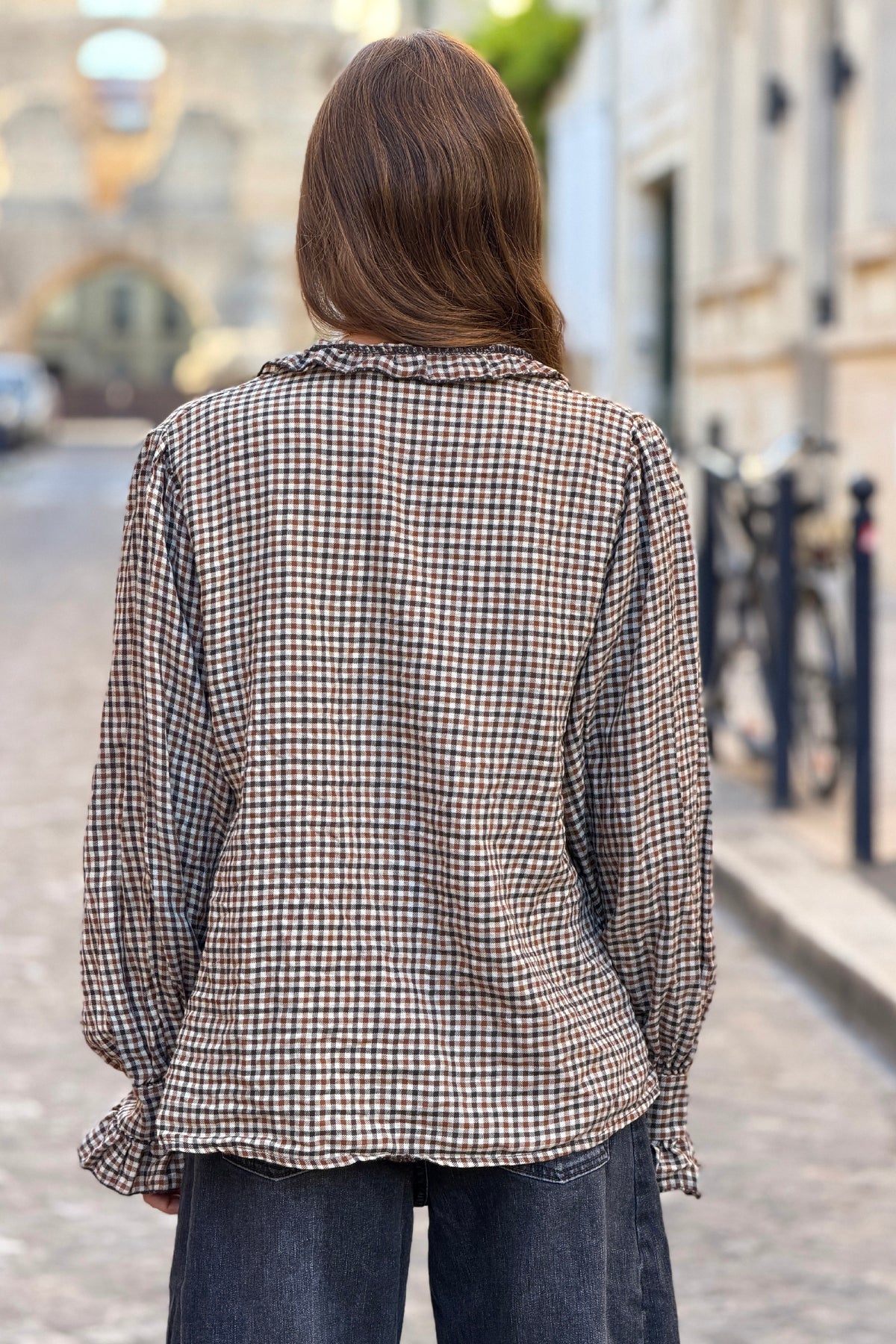 Chemise à petits carreaux marrons en flanelle détail volants froufrous col et manches
