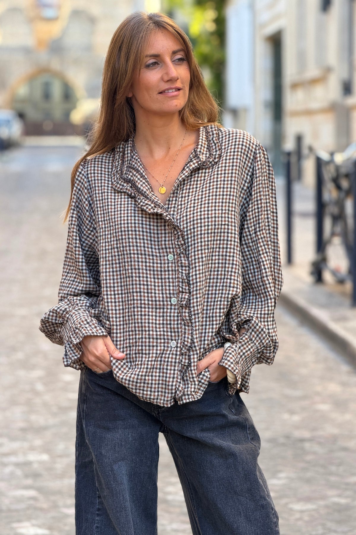 Chemise à petits carreaux marrons en flanelle détail volants froufrous col et manches