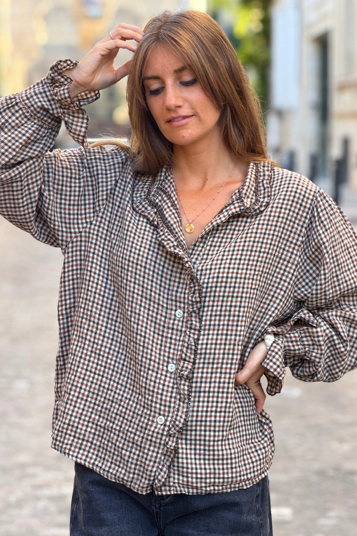 Chemise à petits carreaux marrons en flanelle détail volants froufrous col et manches