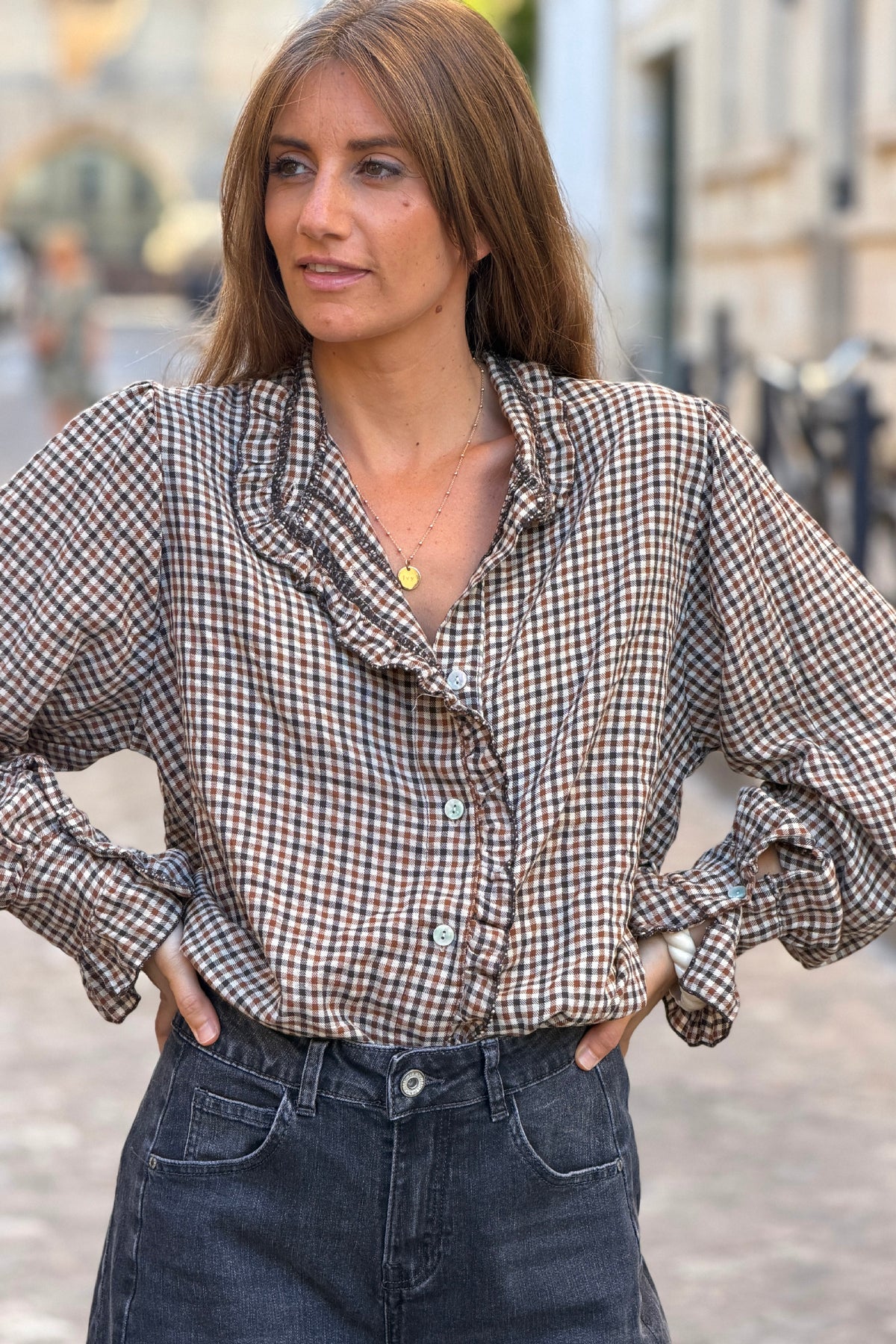 Chemise à petits carreaux marrons en flanelle détail volants froufrous col et manches