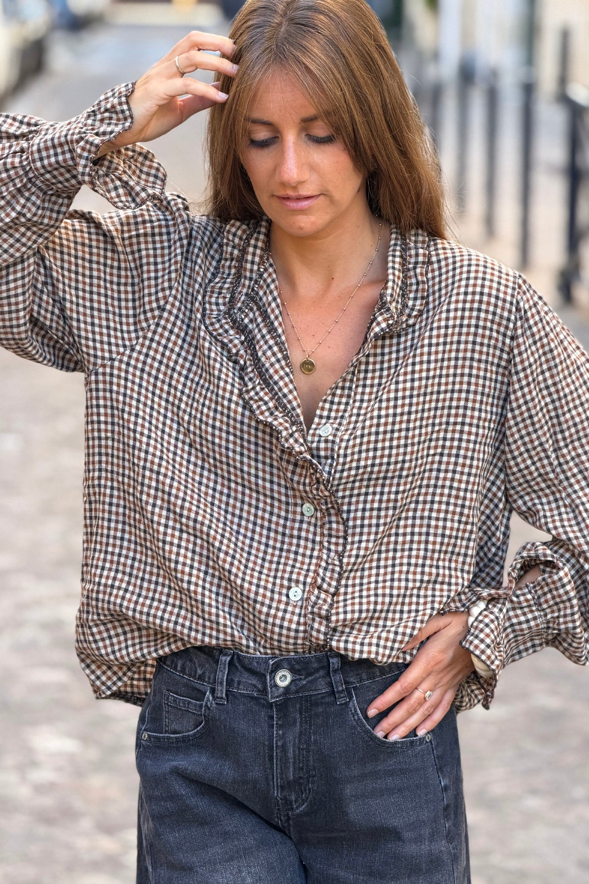 Chemise à petits carreaux marrons en flanelle détail volants froufrous col et manches