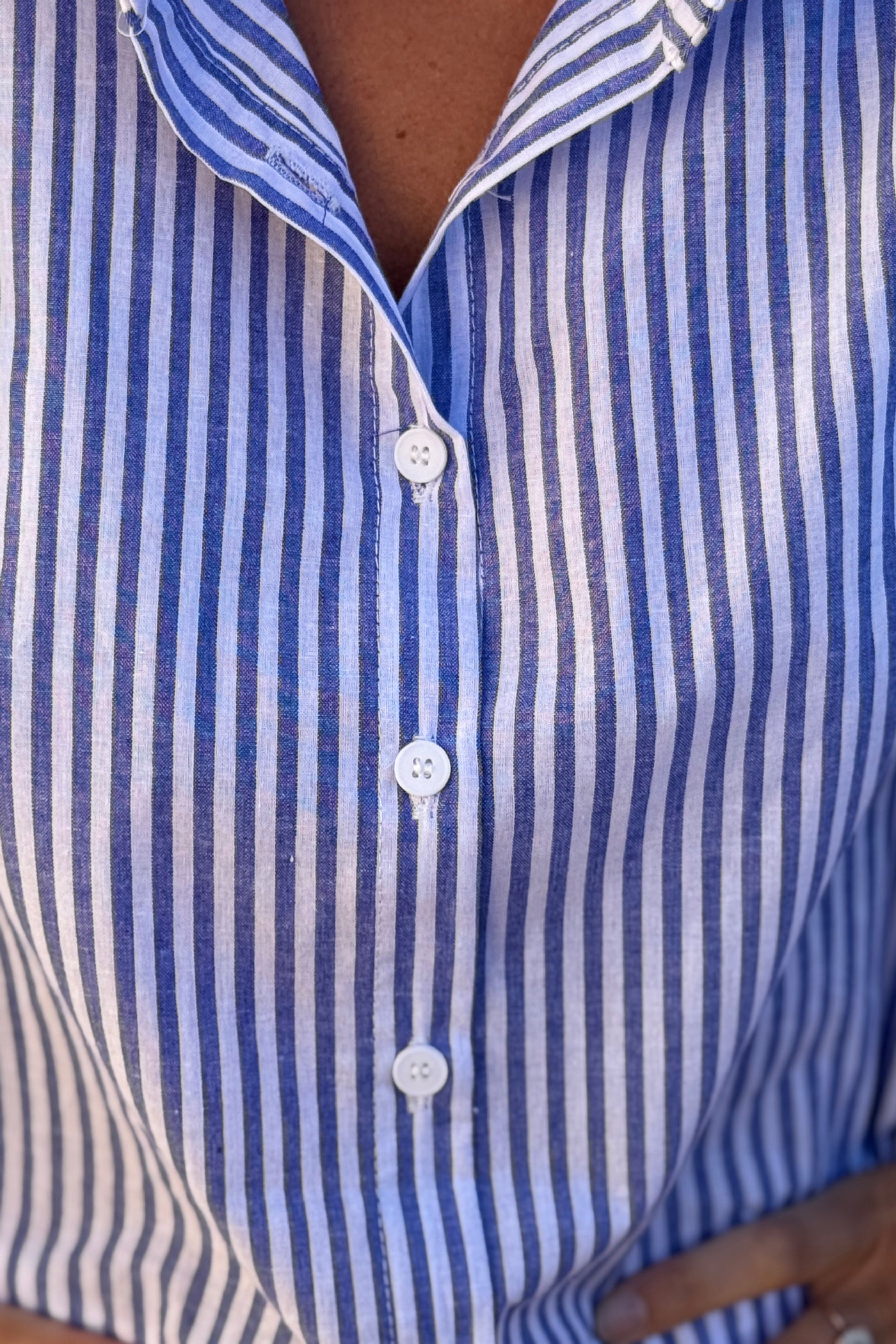 Chemise blanche en coton à rayures bleues col victorien montant