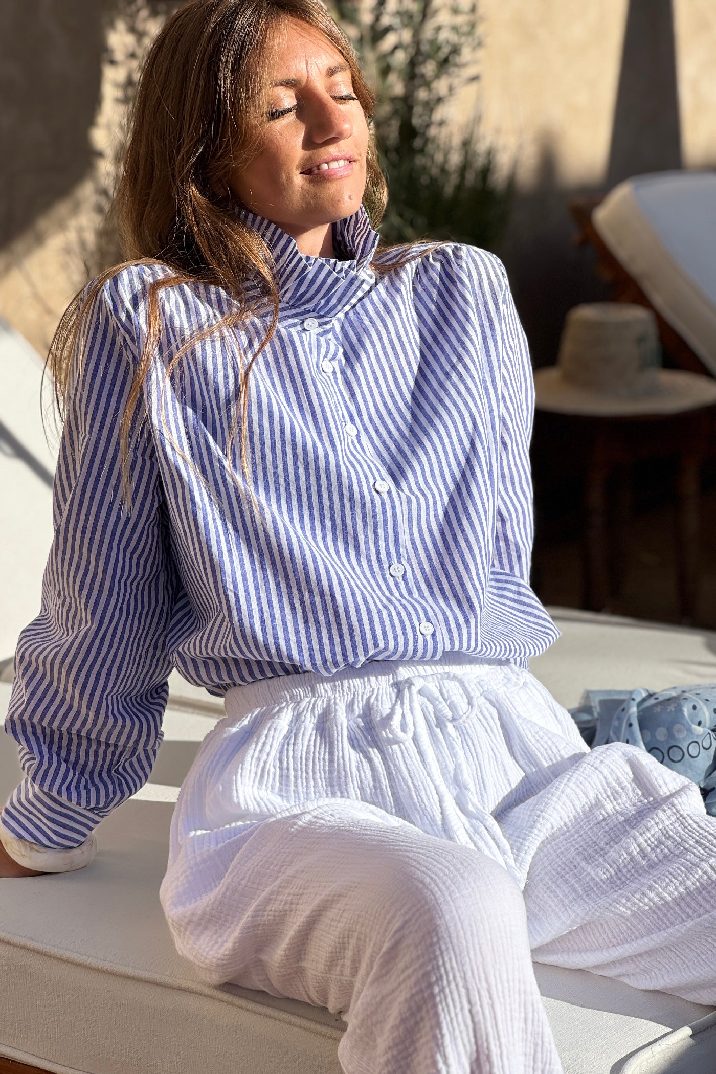 Chemise blanche en coton à rayures bleues col victorien montant