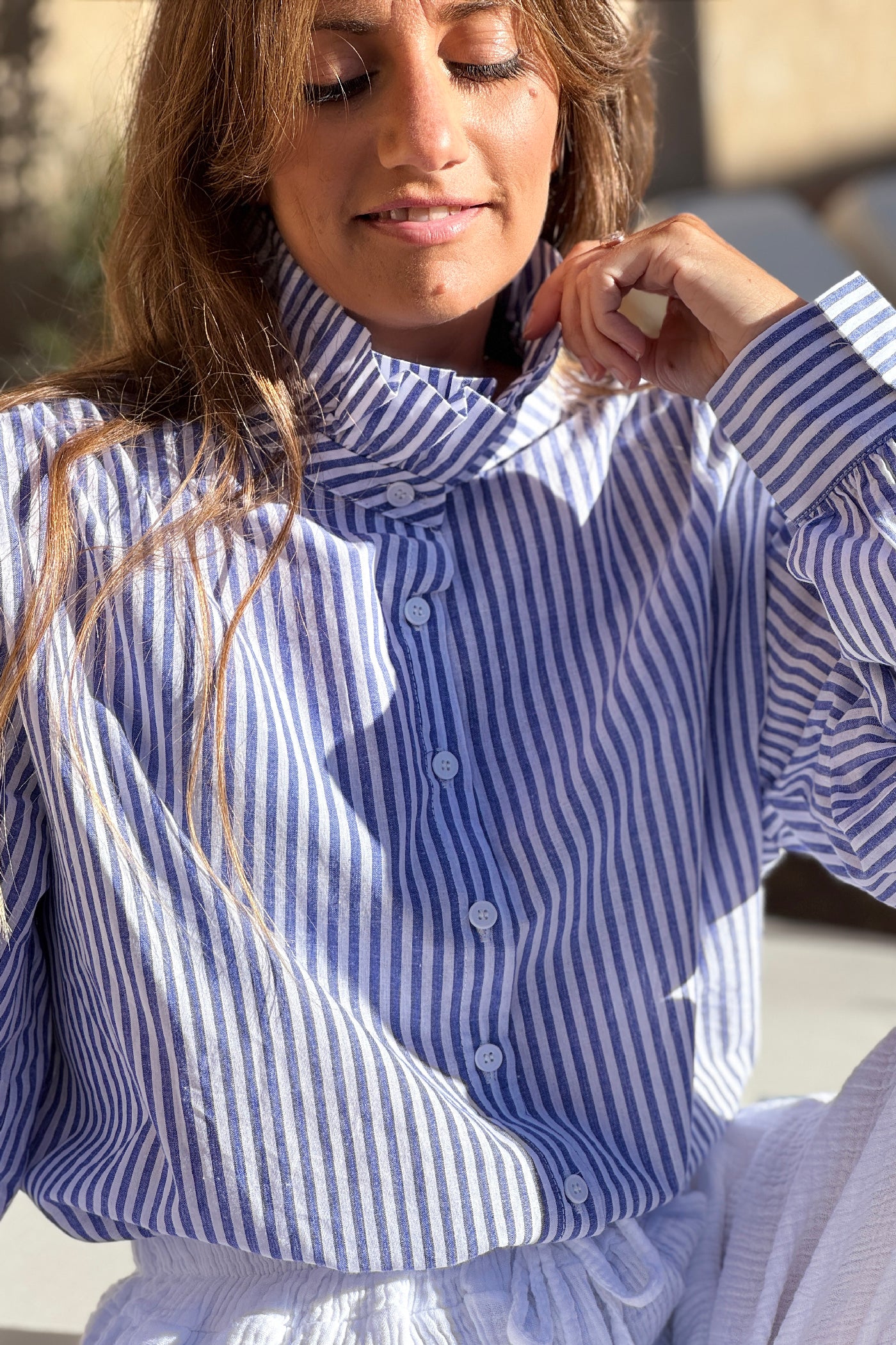 Chemise blanche en coton à rayures bleues col victorien montant