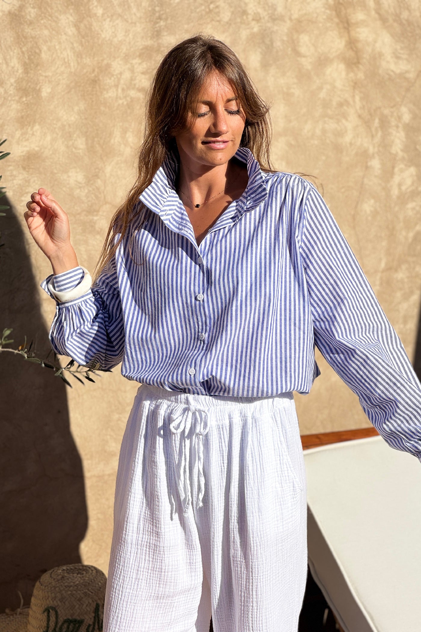 Chemise blanche en coton à rayures bleues col victorien montant