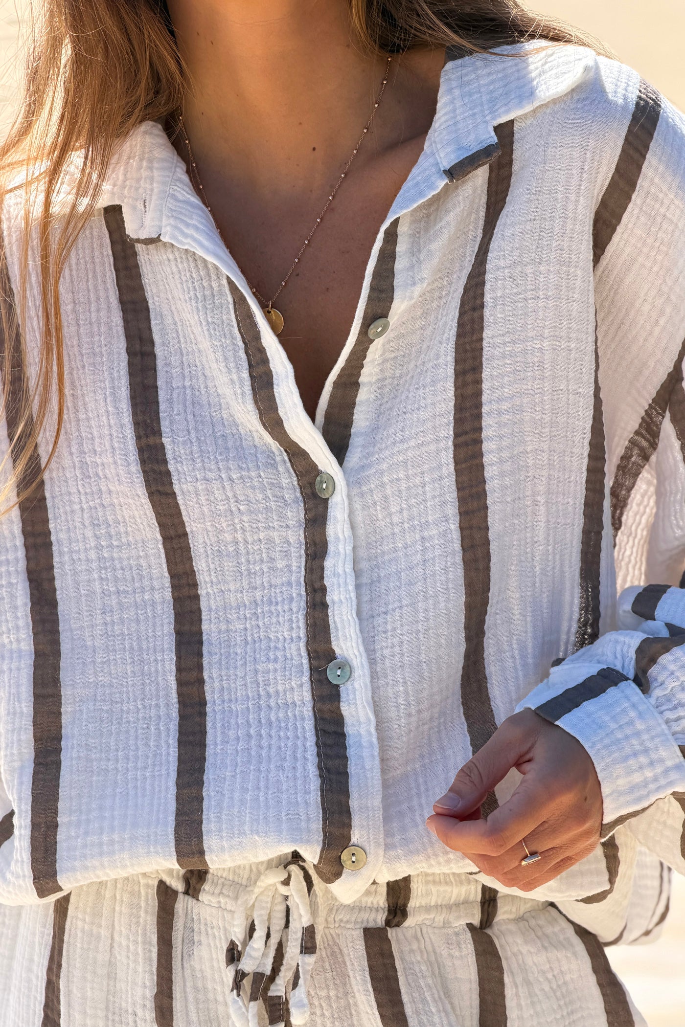 Chemise blanche large en gaze de coton rayures marron