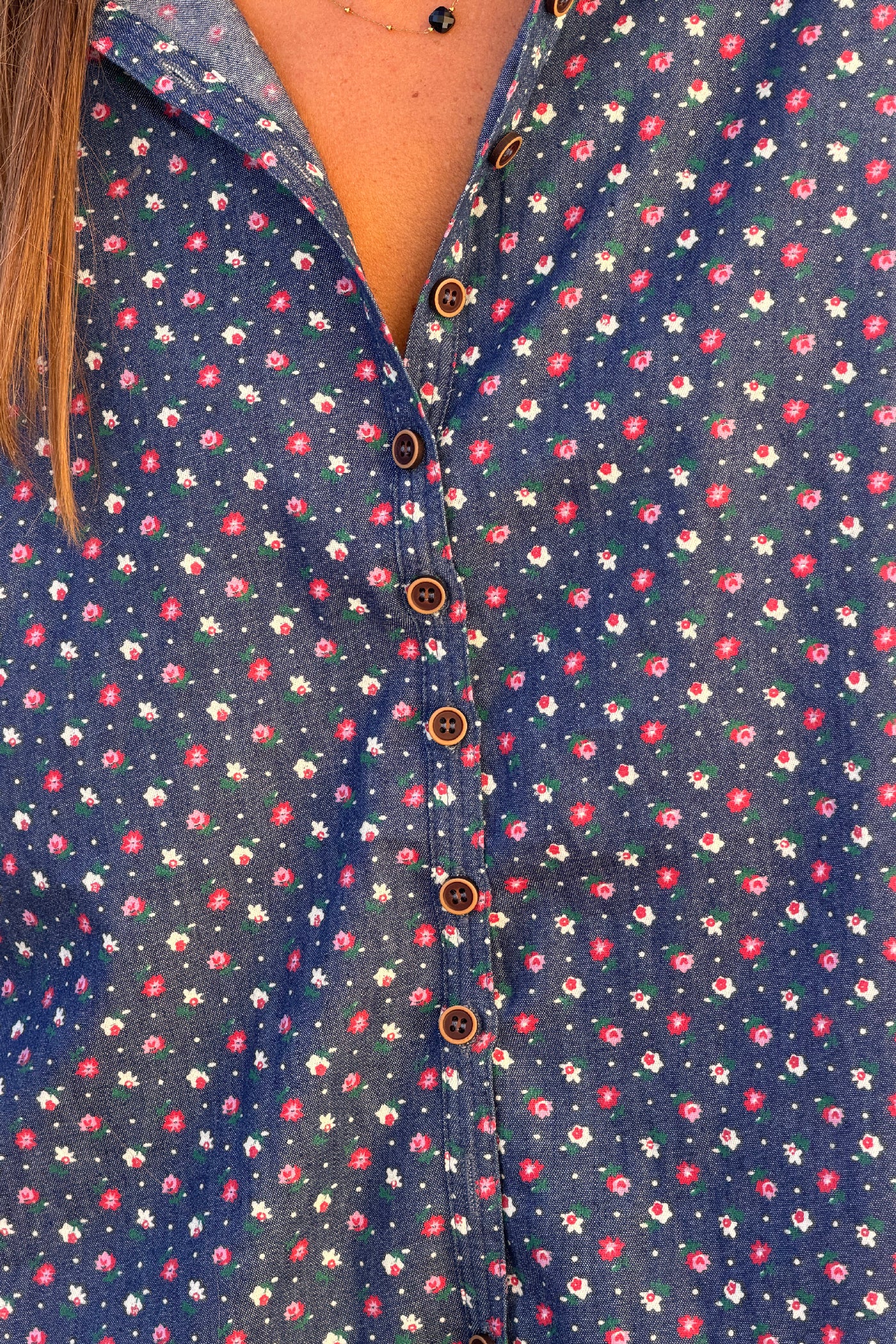 Chemise bleu effet denim motifs petites fleurs rouges et rose