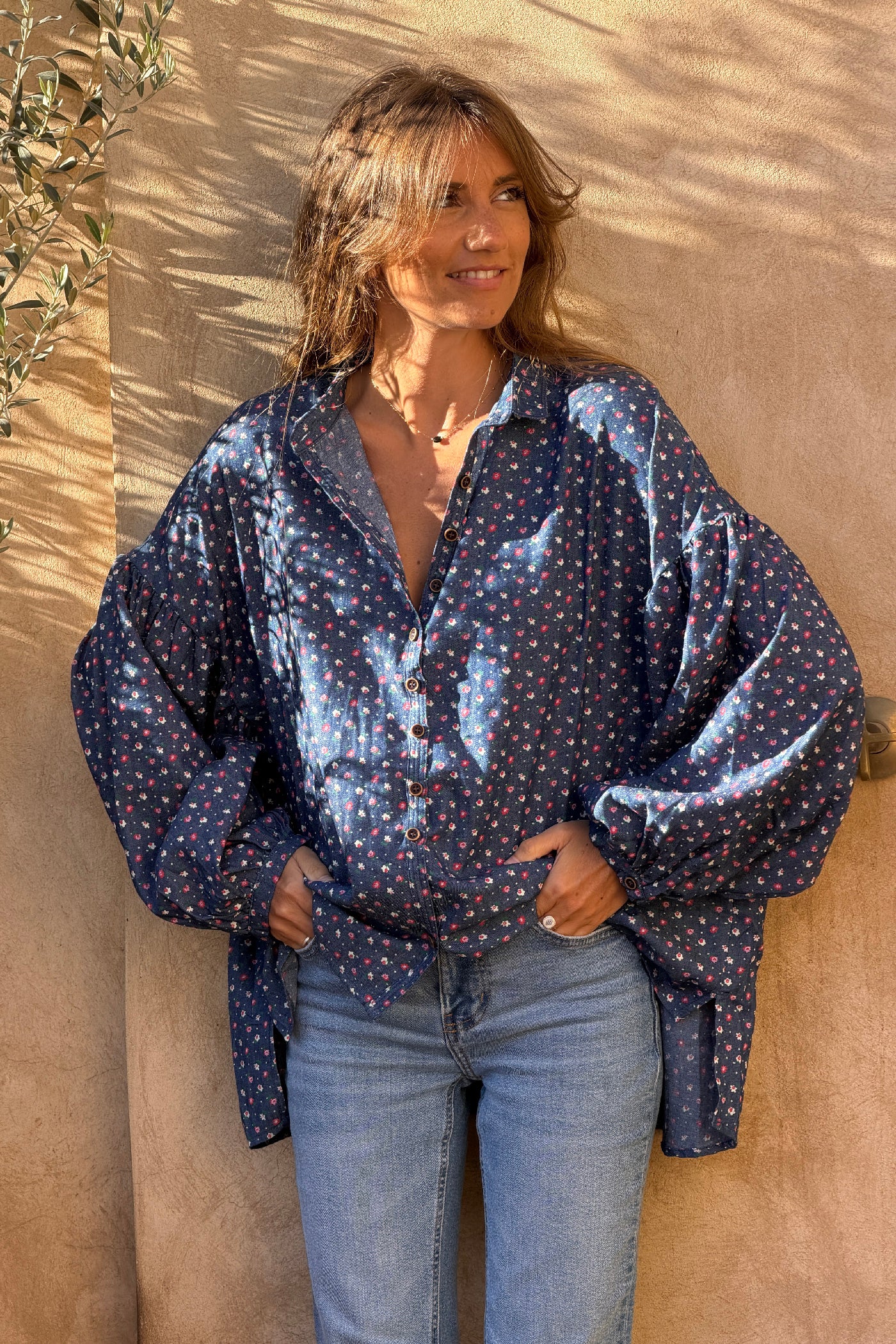 Chemise bleu effet denim motifs petites fleurs rouges et rose