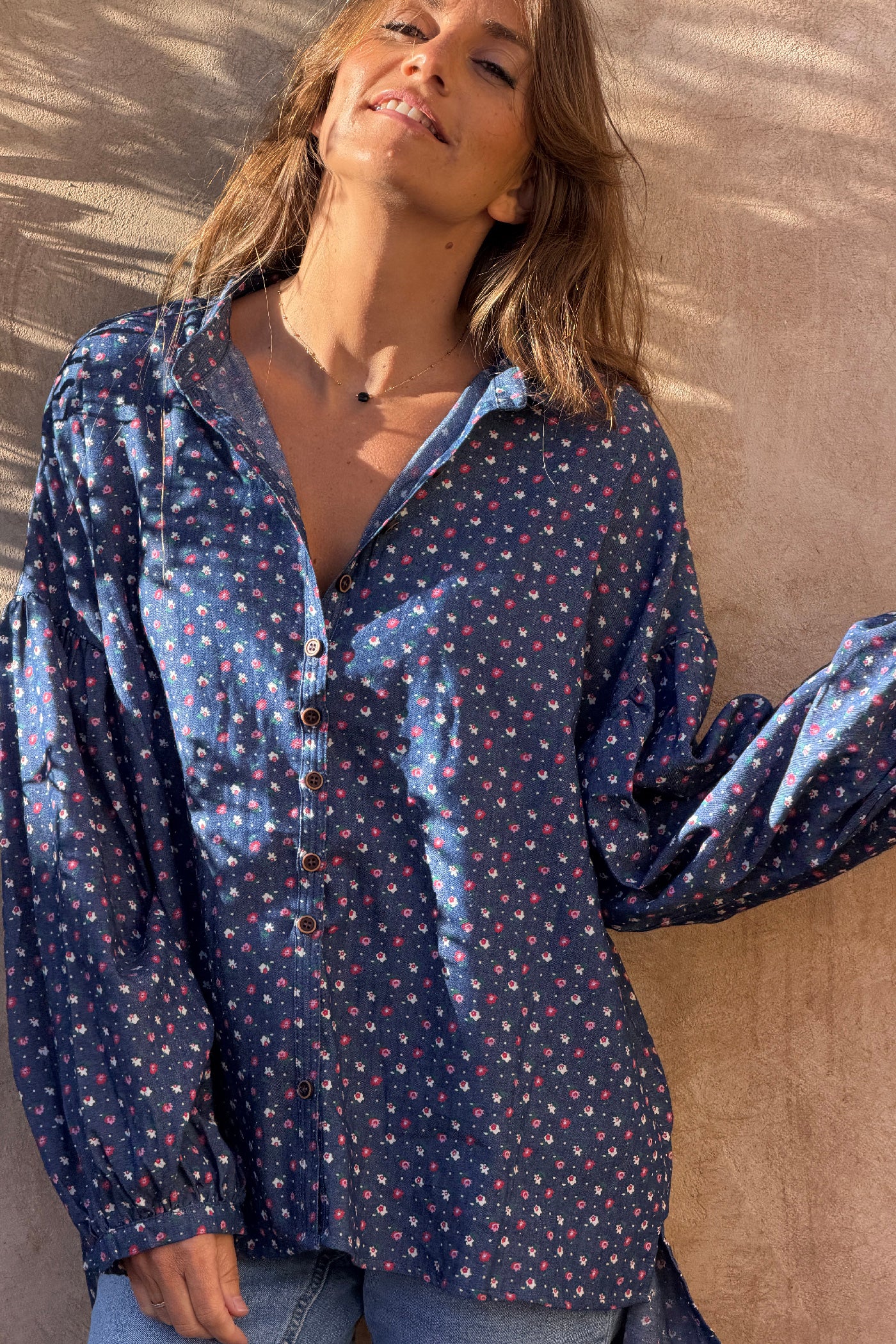 Chemise bleu effet denim motifs petites fleurs rouges et rose