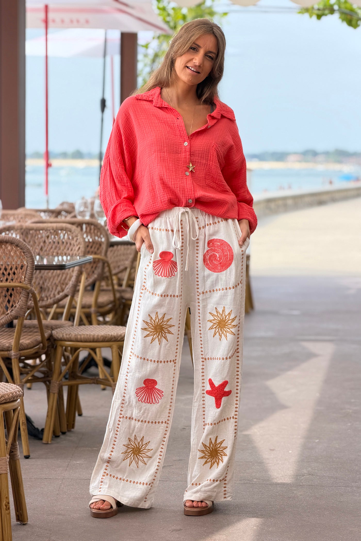 Chemise corail en gaze de coton large avec poche