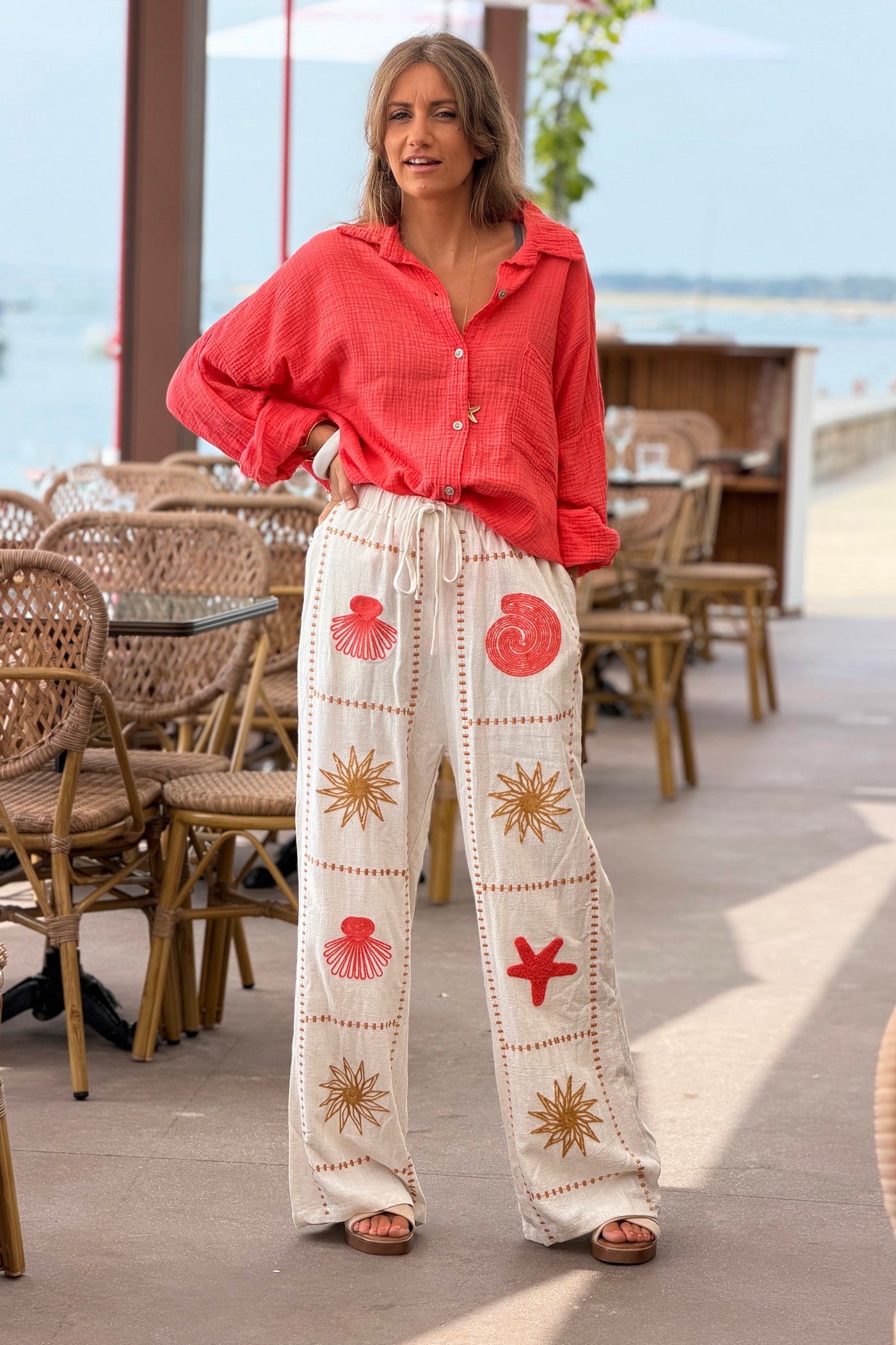 Chemise corail en gaze de coton large avec poche