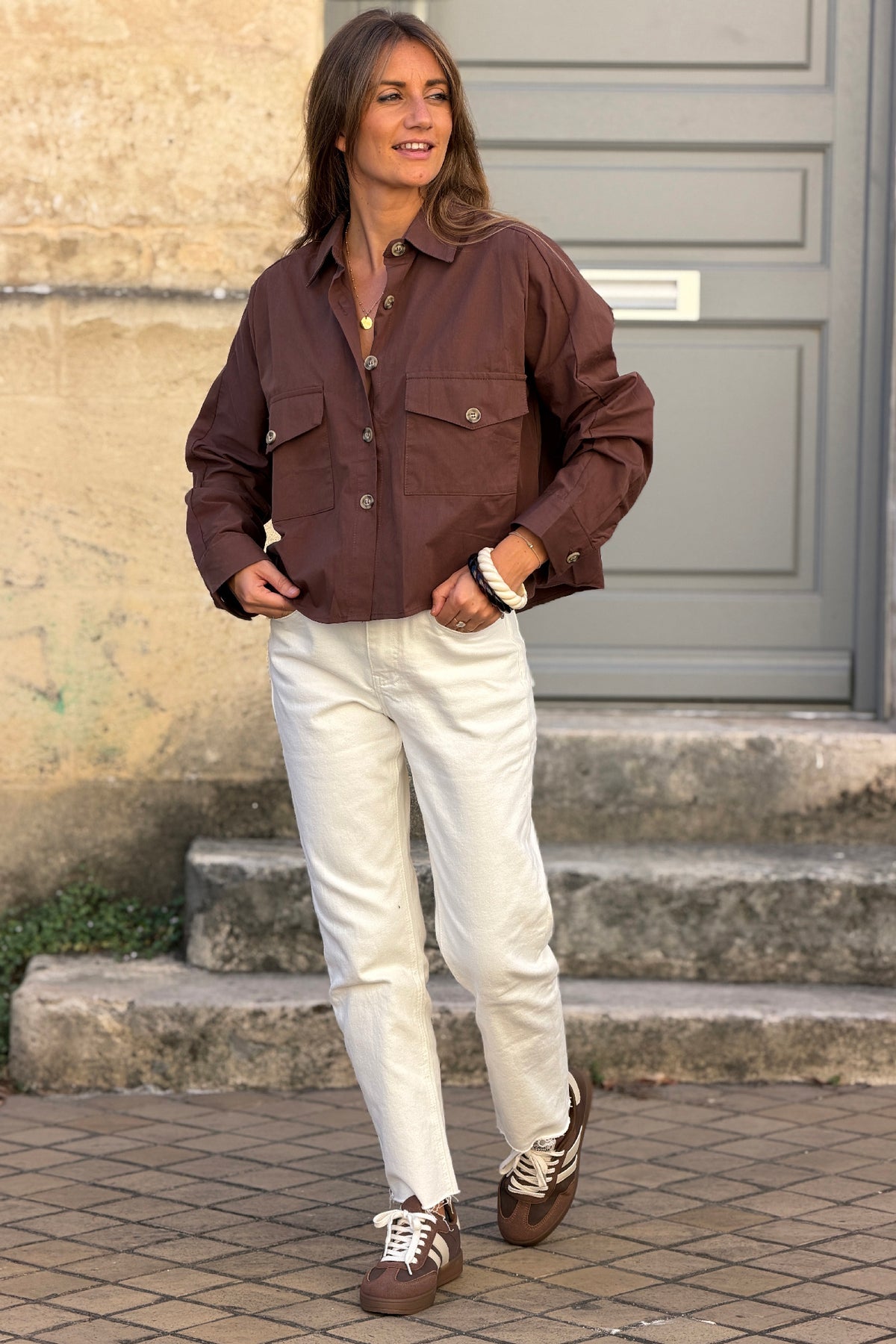 Chemise courte en toile marron boutons écaille et poches