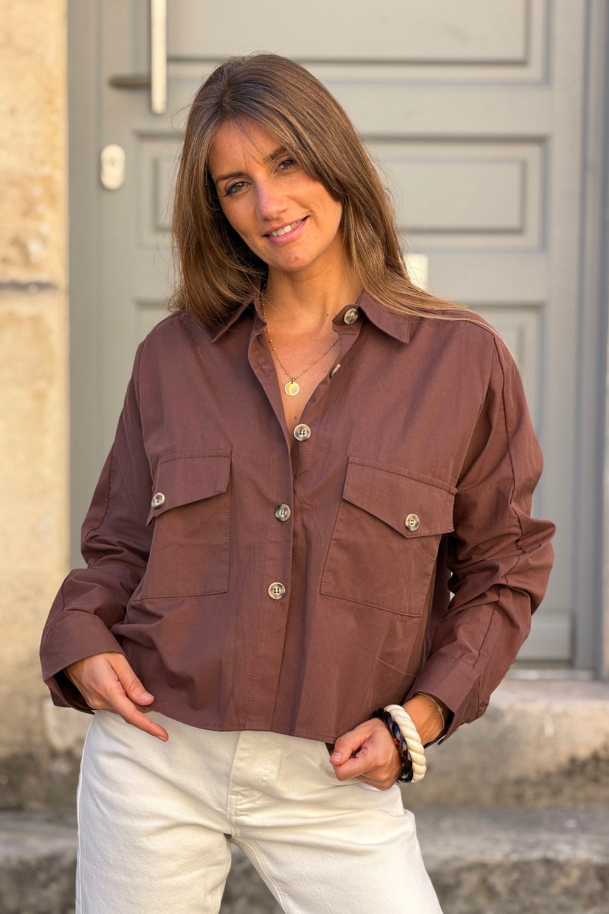 Chemise courte en toile marron boutons écaille et poches