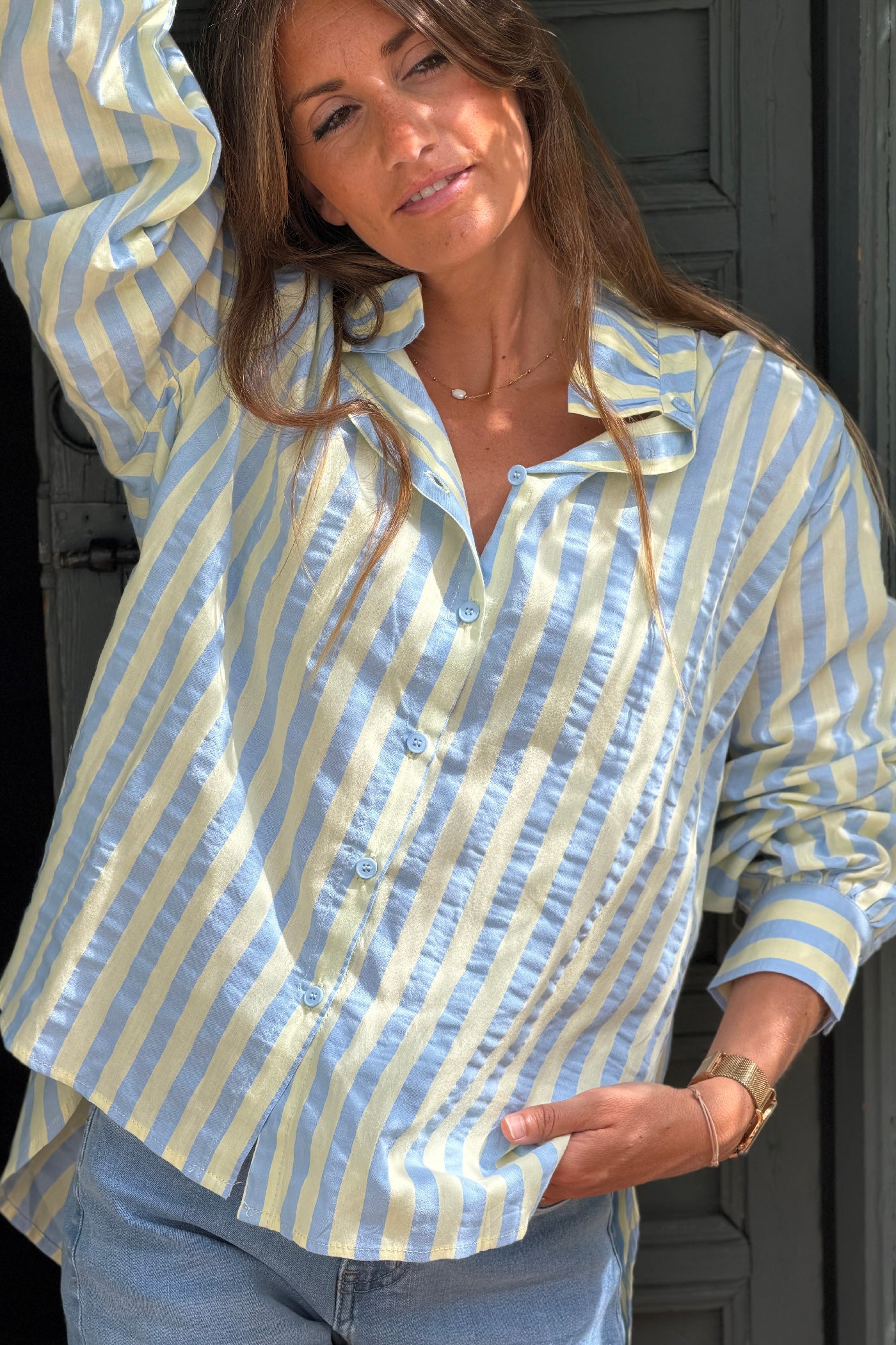 Chemise en coton rayures jaune pale et bleu col victorien montant