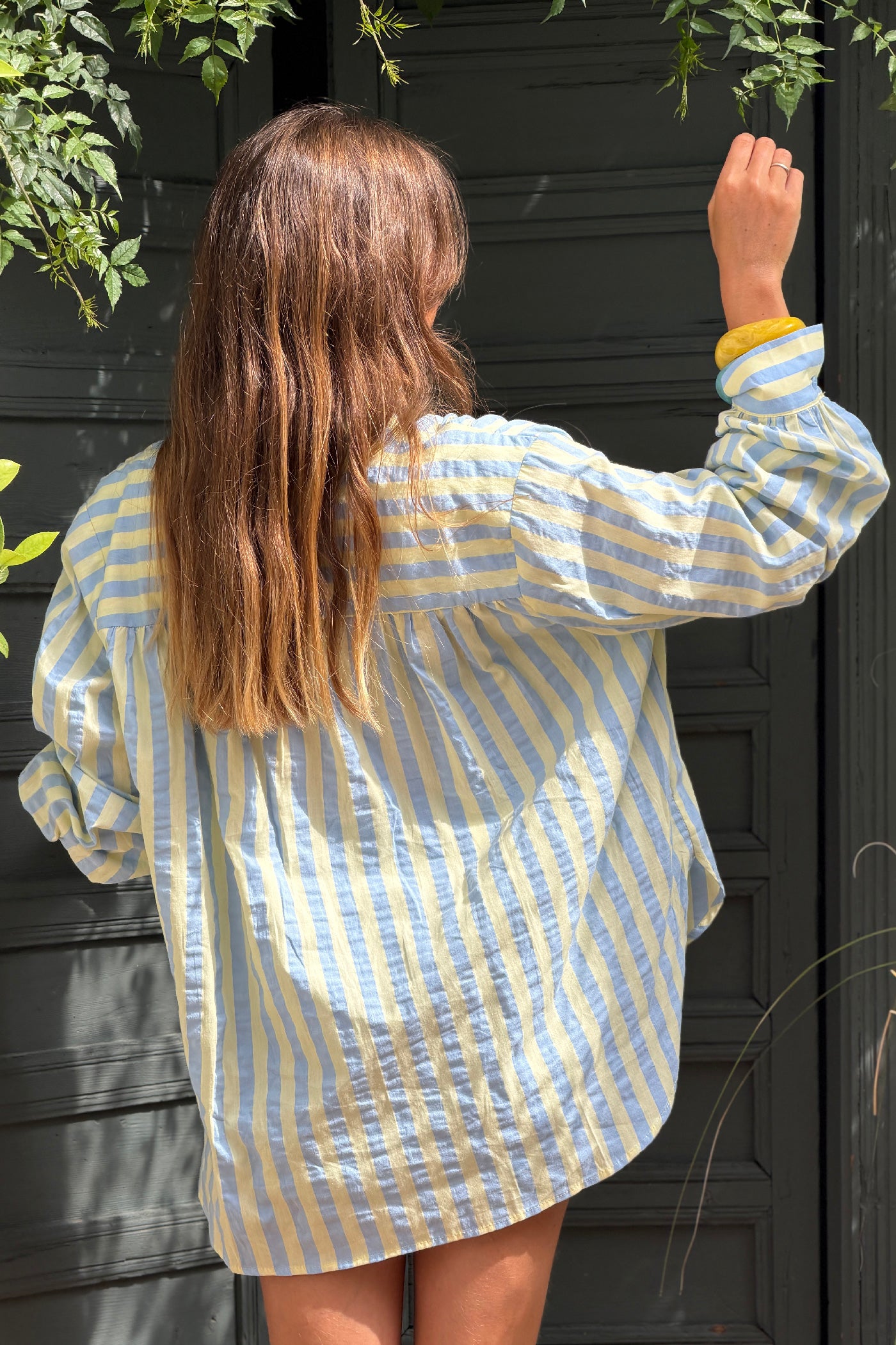 Chemise en coton rayures jaune pale et bleu col victorien montant