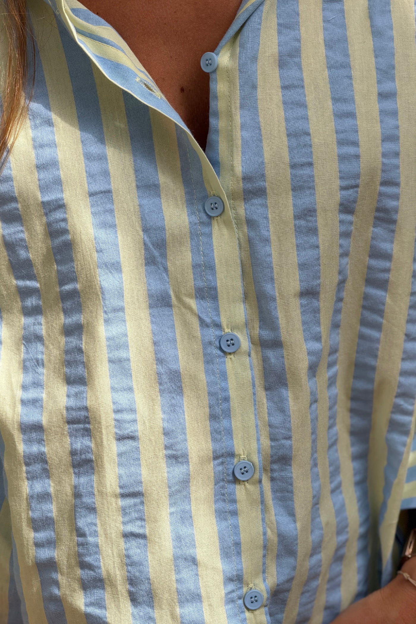 Chemise en coton rayures jaune pale et bleu col victorien montant