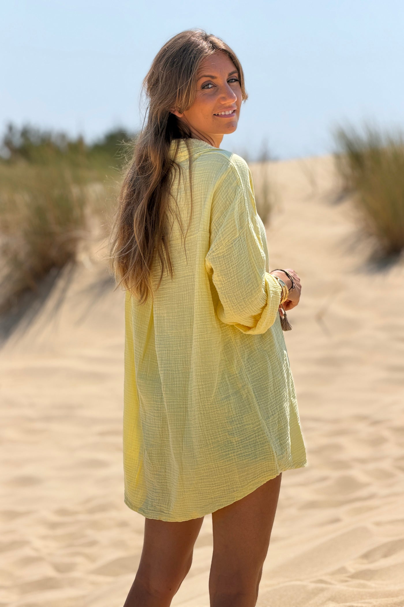 Chemise jaune pale en gaze de coton large avec poche