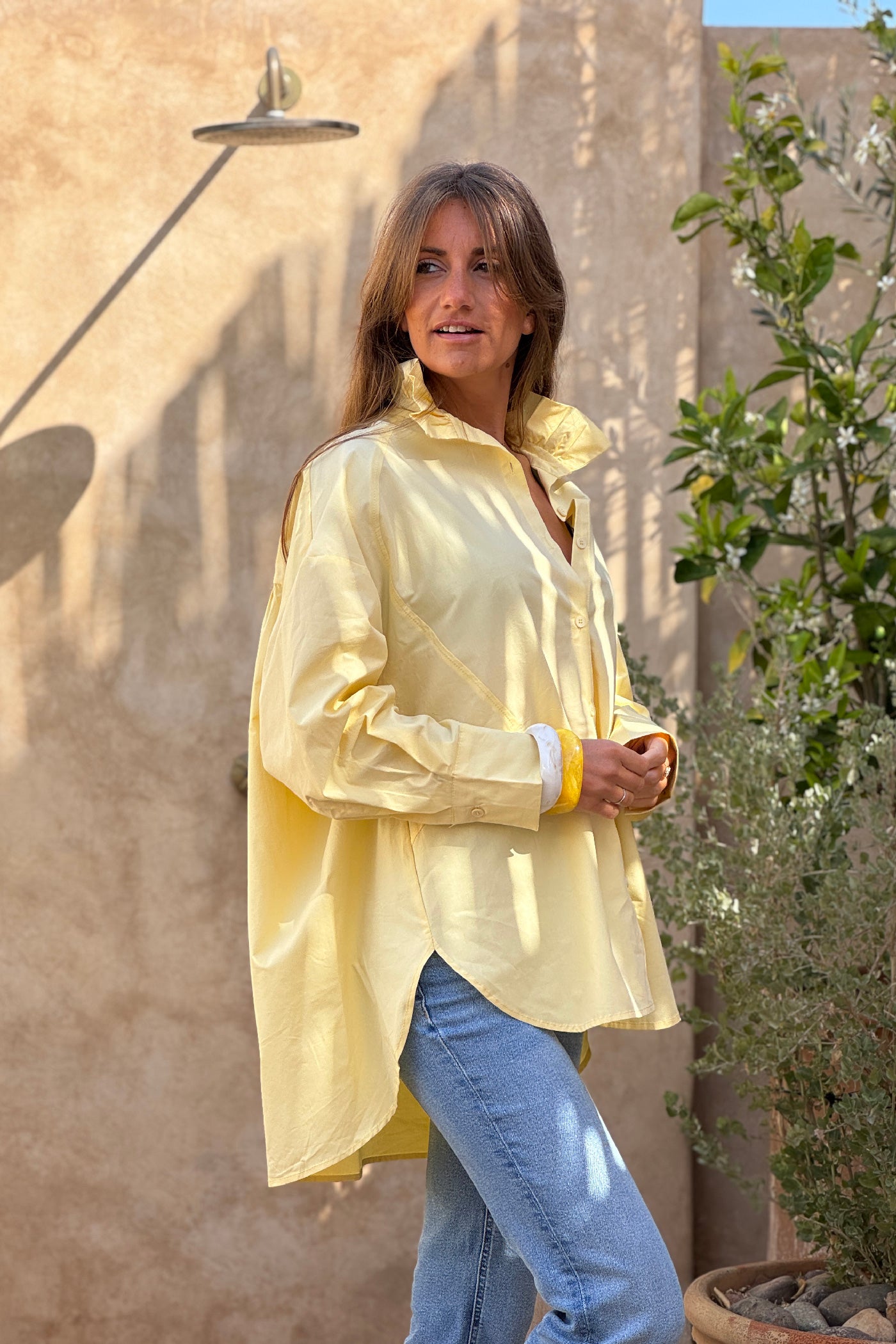 Chemise jaune pâle large col victorien montant