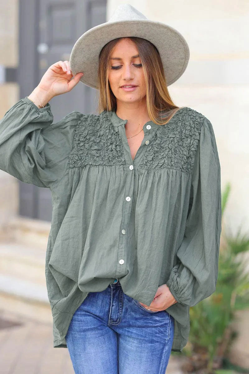 Camisa caqui claro con cuello fruncido y relieve efecto arrugado