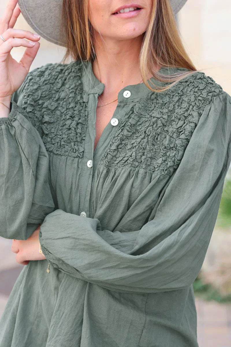 Camisa caqui claro con cuello fruncido y relieve efecto arrugado
