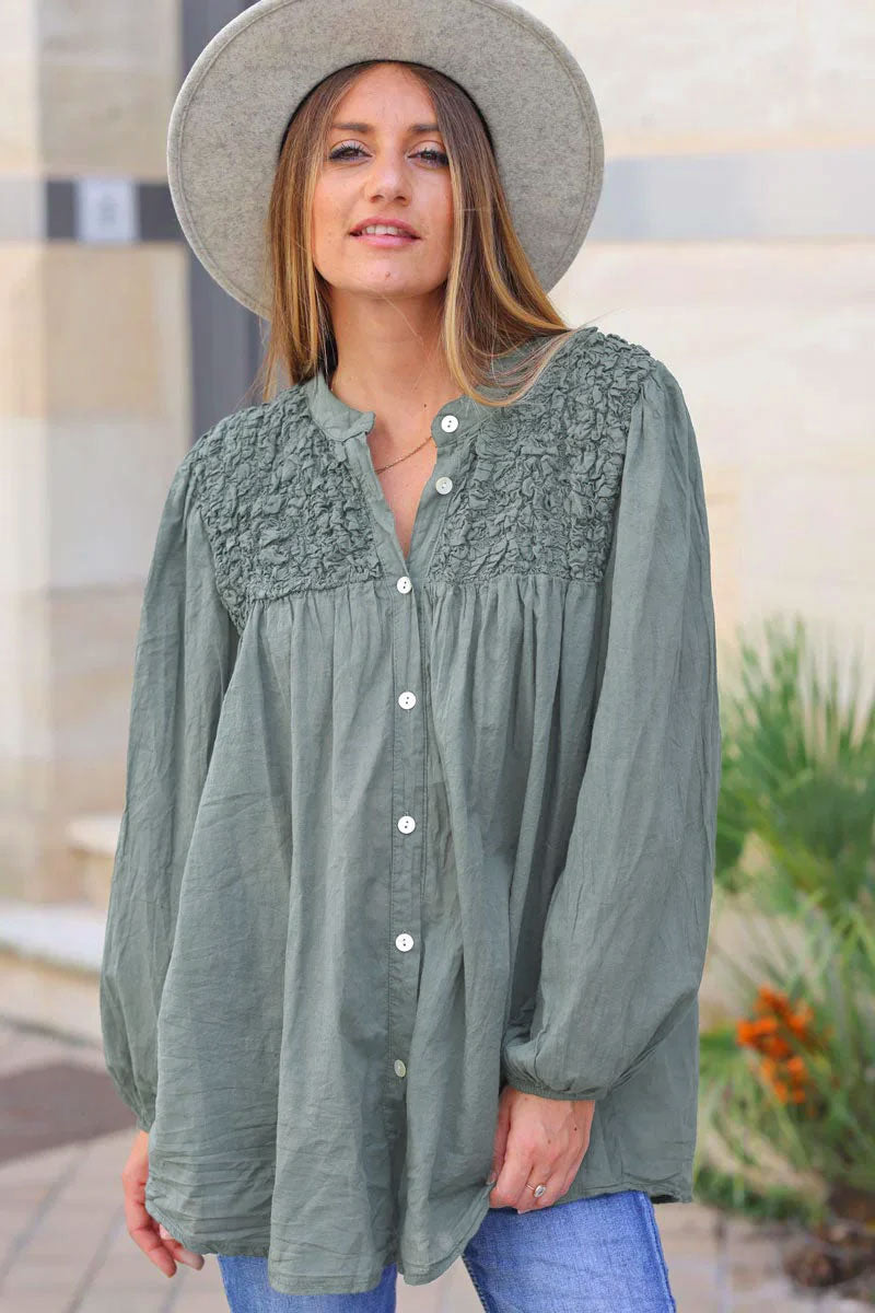 Camisa caqui claro con cuello fruncido y relieve efecto arrugado