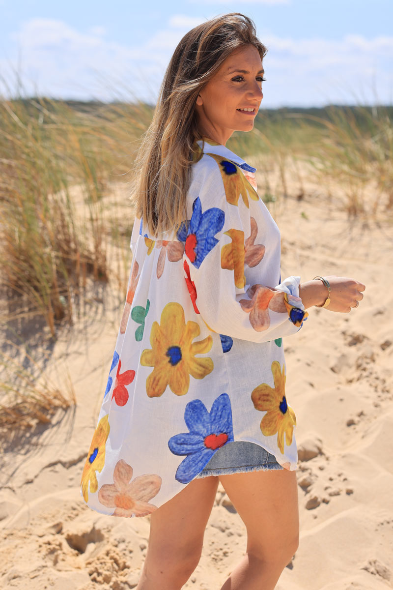 Camisa blanca clara con grandes flores estampadas de colores.