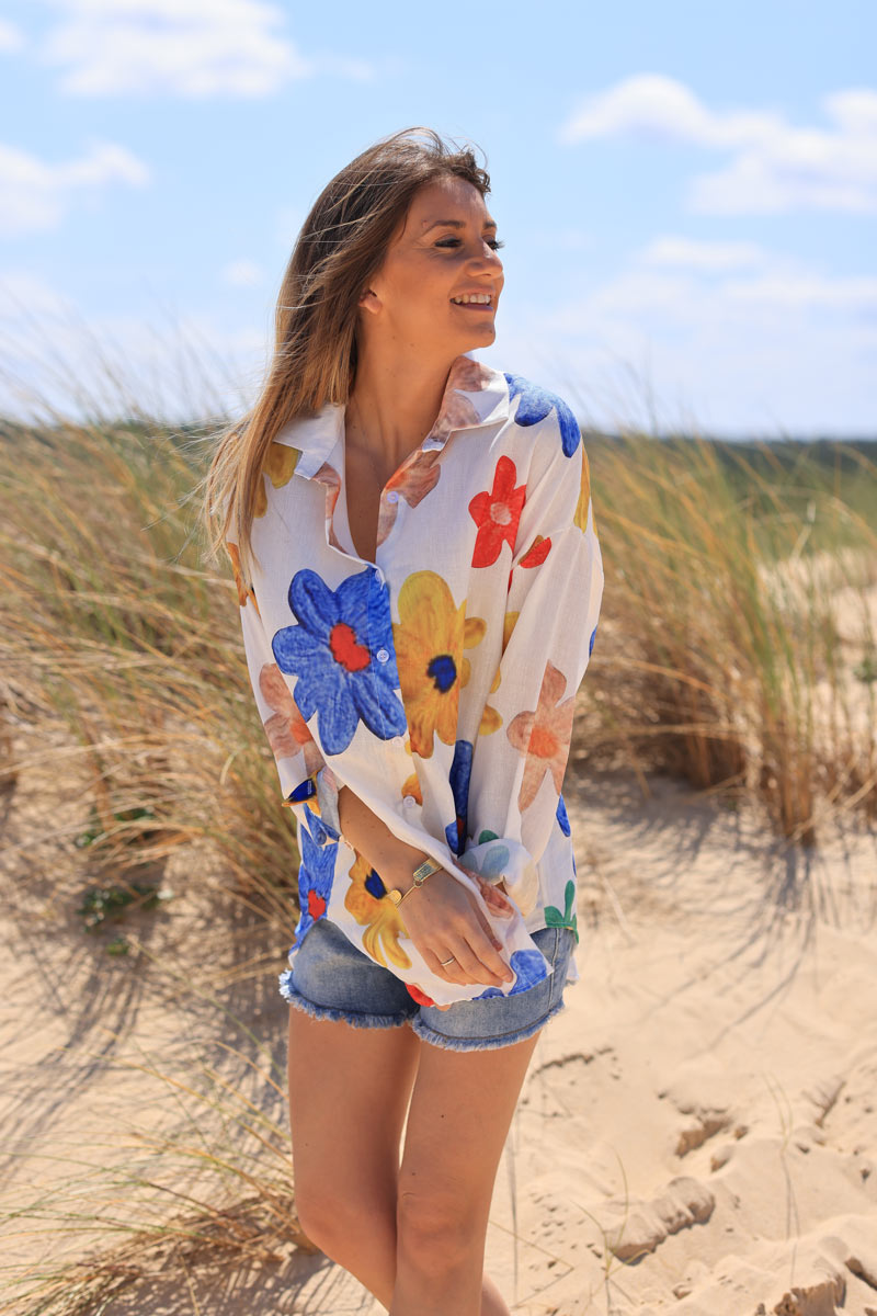 Camisa blanca clara con grandes flores estampadas de colores.
