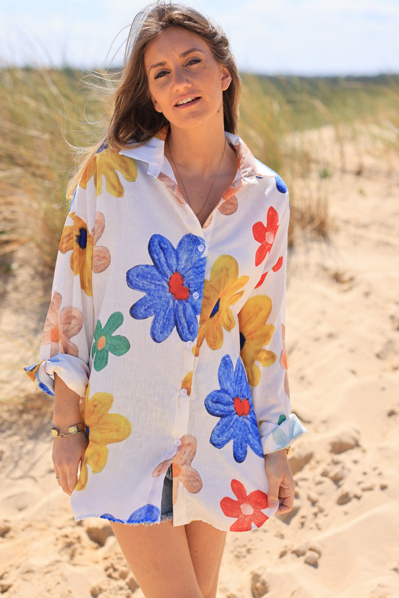 Camisa blanca clara con grandes flores estampadas de colores.