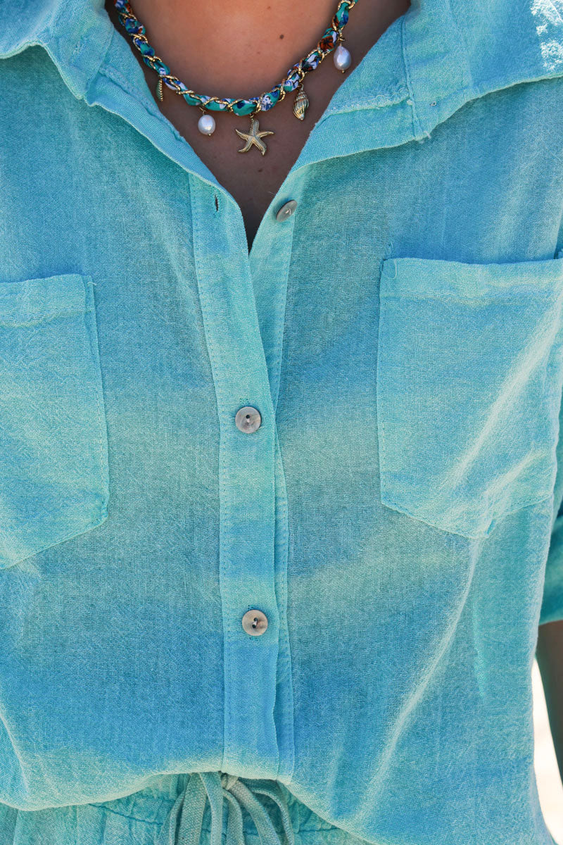 Camisa de algodón turquesa suave lavado con mangas 3/4 y bolsillos grandes.