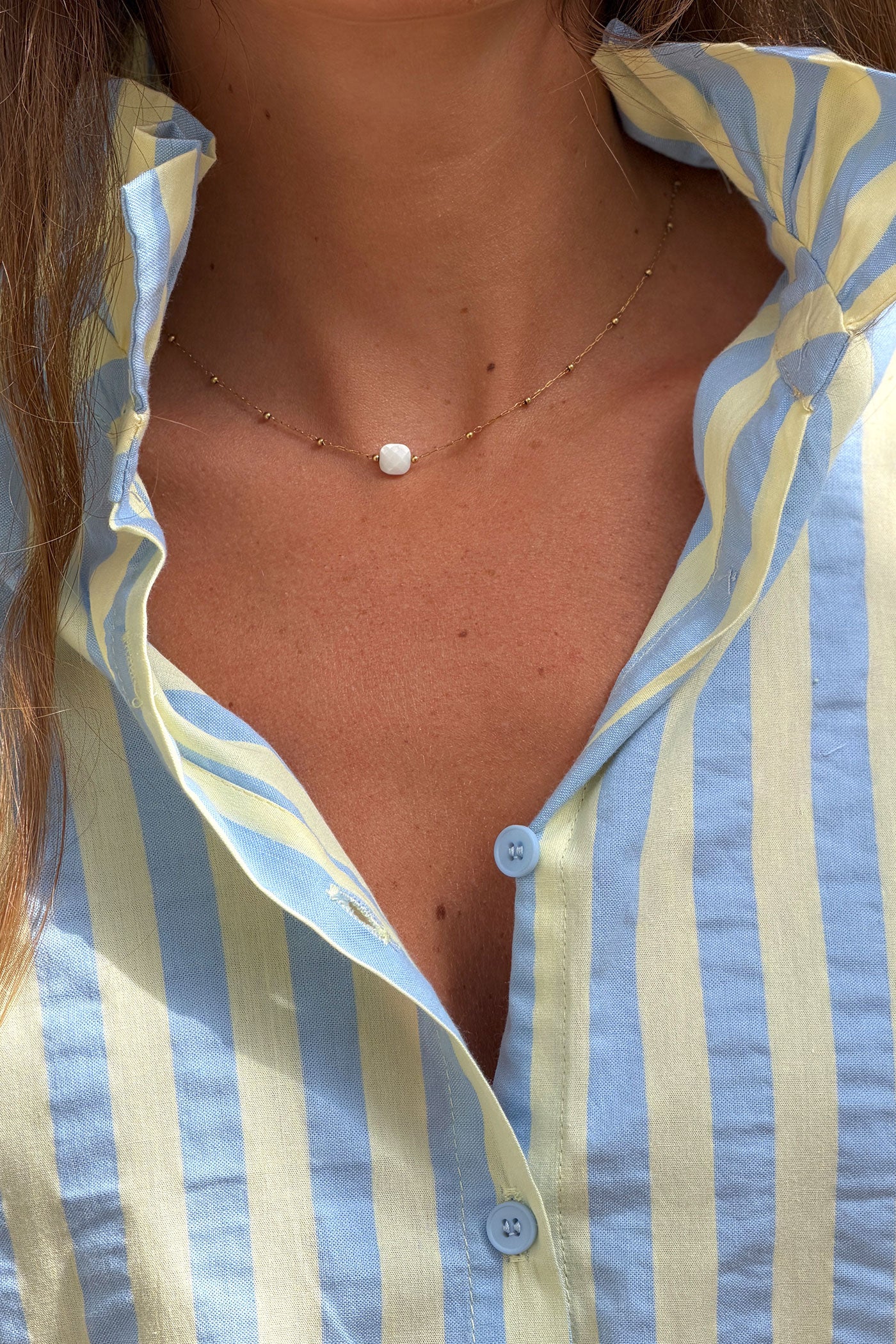 Collier chaine fine avec petite pierre blanche marbrée