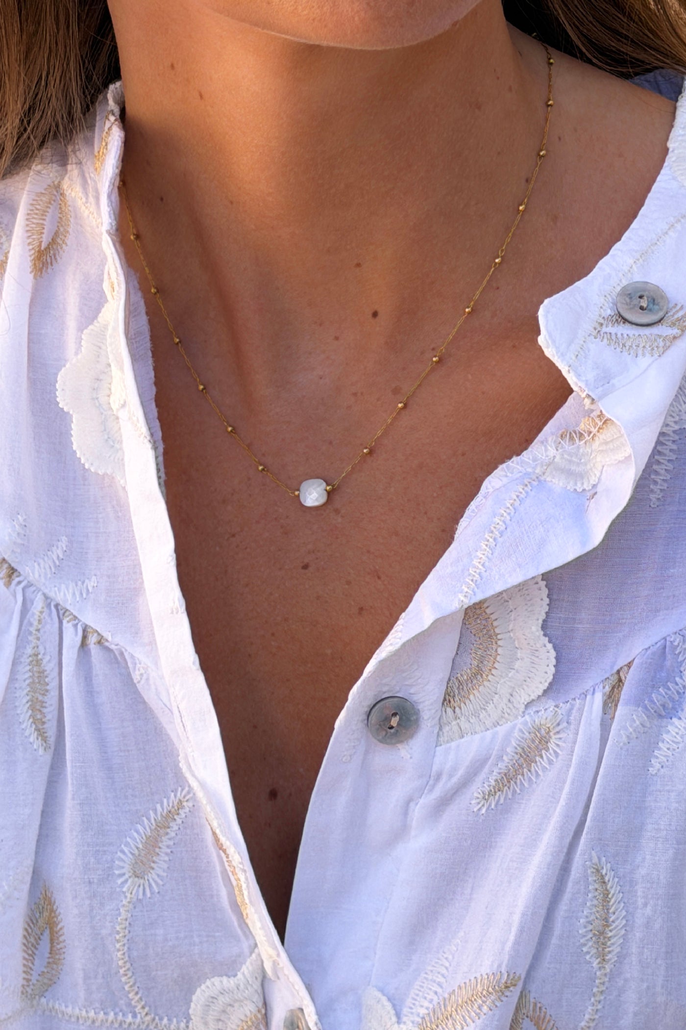 Collier chaine fine avec petite pierre blanche marbrée