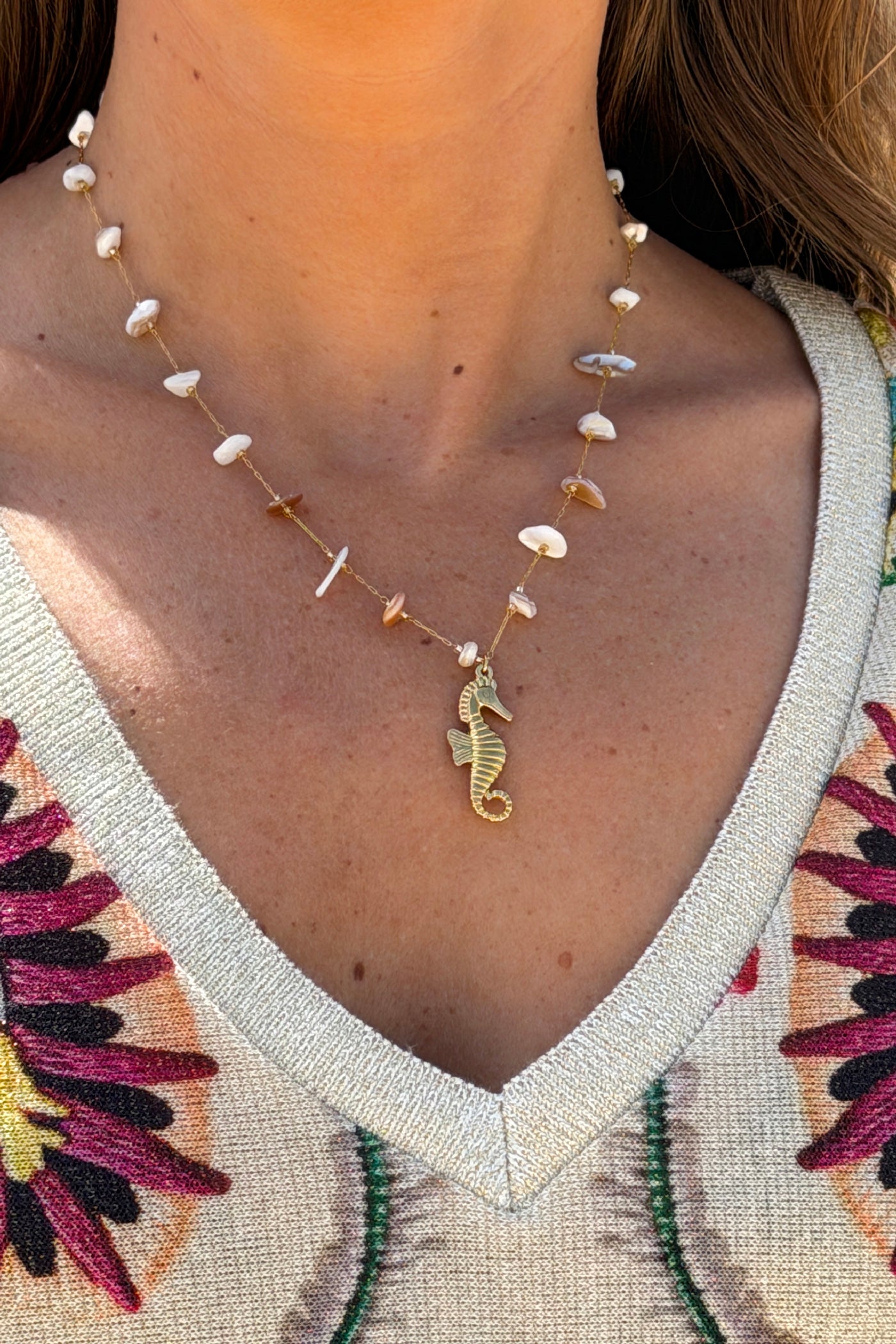 Collier petite chaine dorée et pierre résine beige pendentif hippocampe
