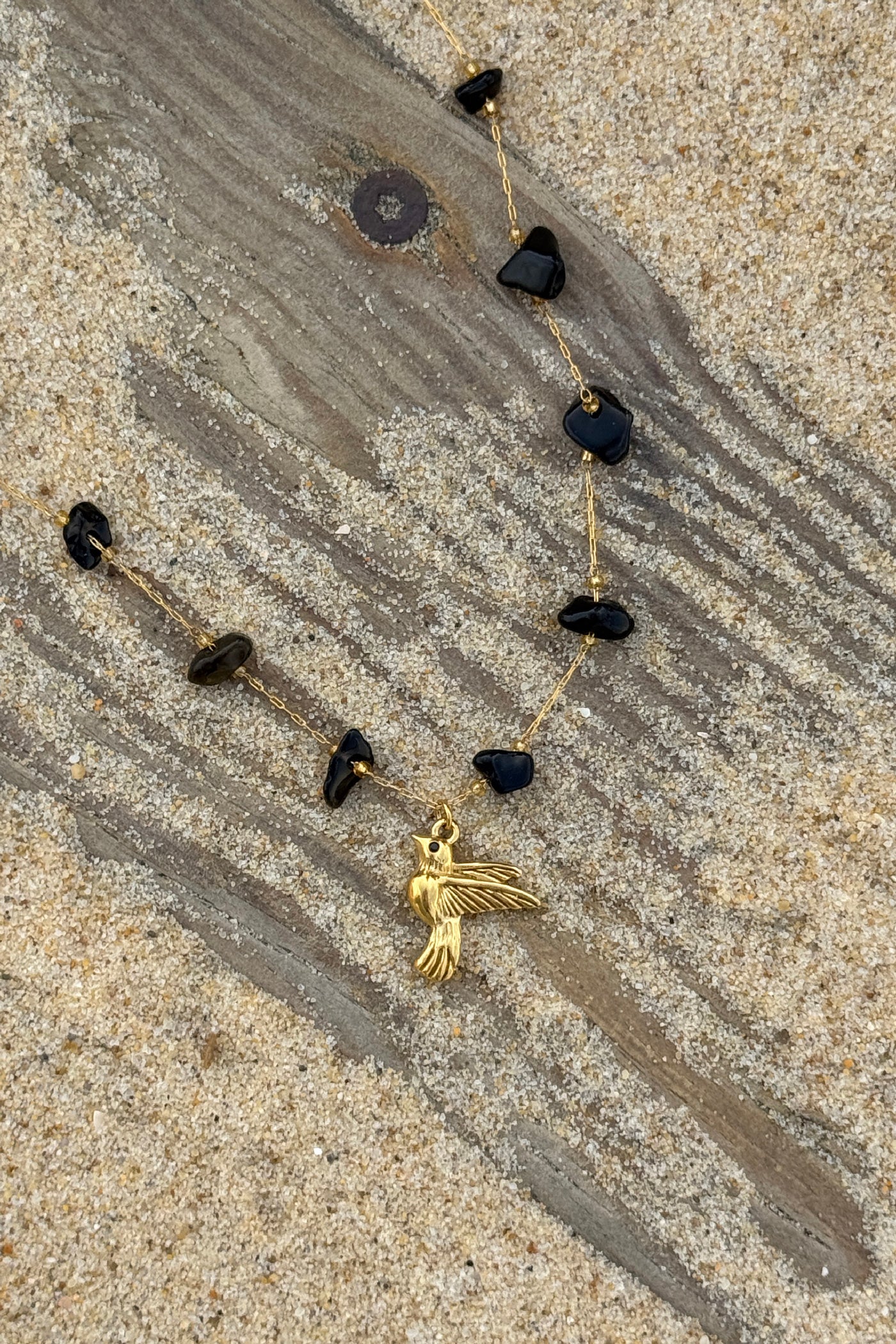 Collier petite chaine dorée et pierre résine noire pendentif oiseau