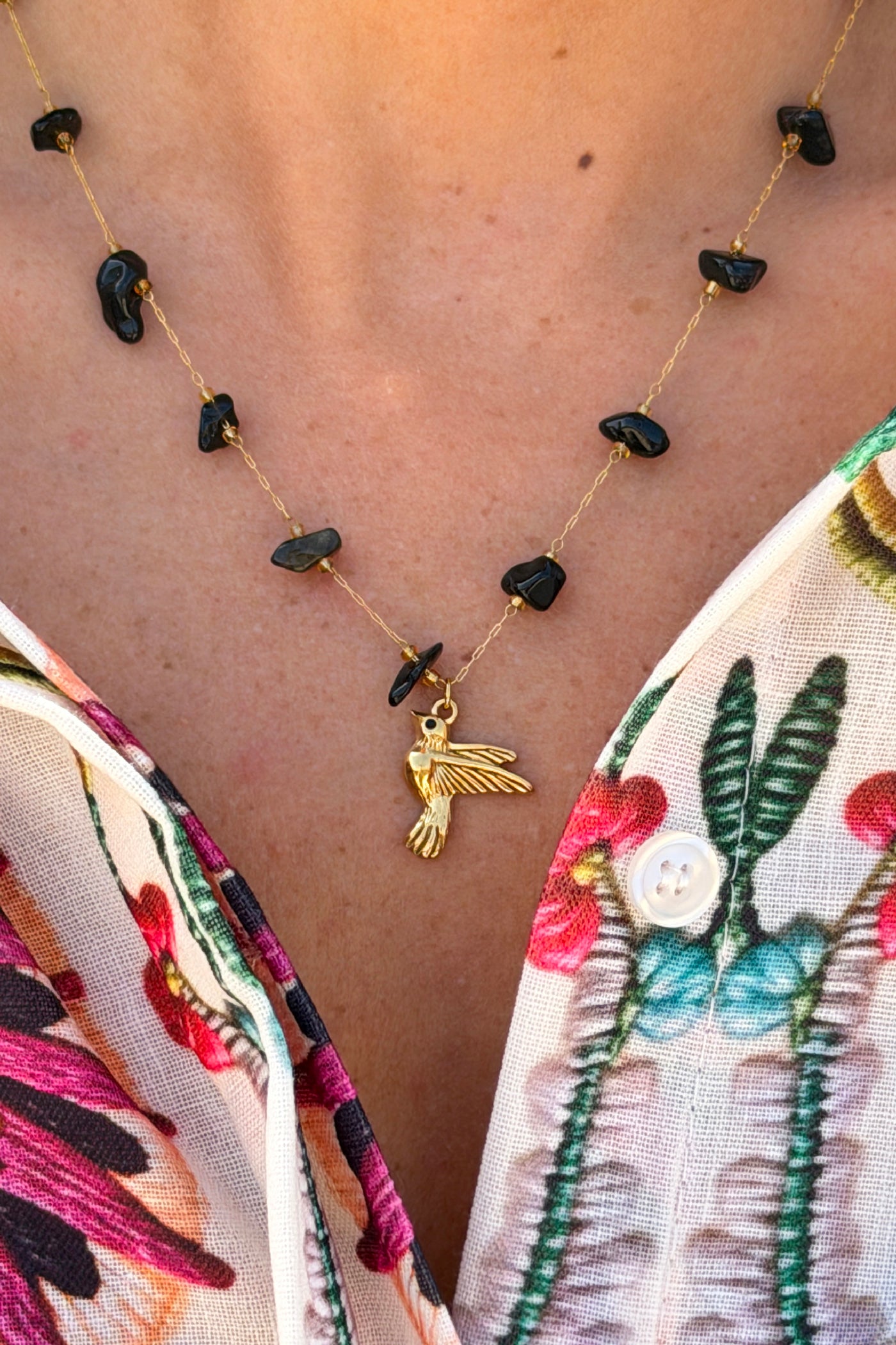 Collier petite chaine dorée et pierre résine noire pendentif oiseau
