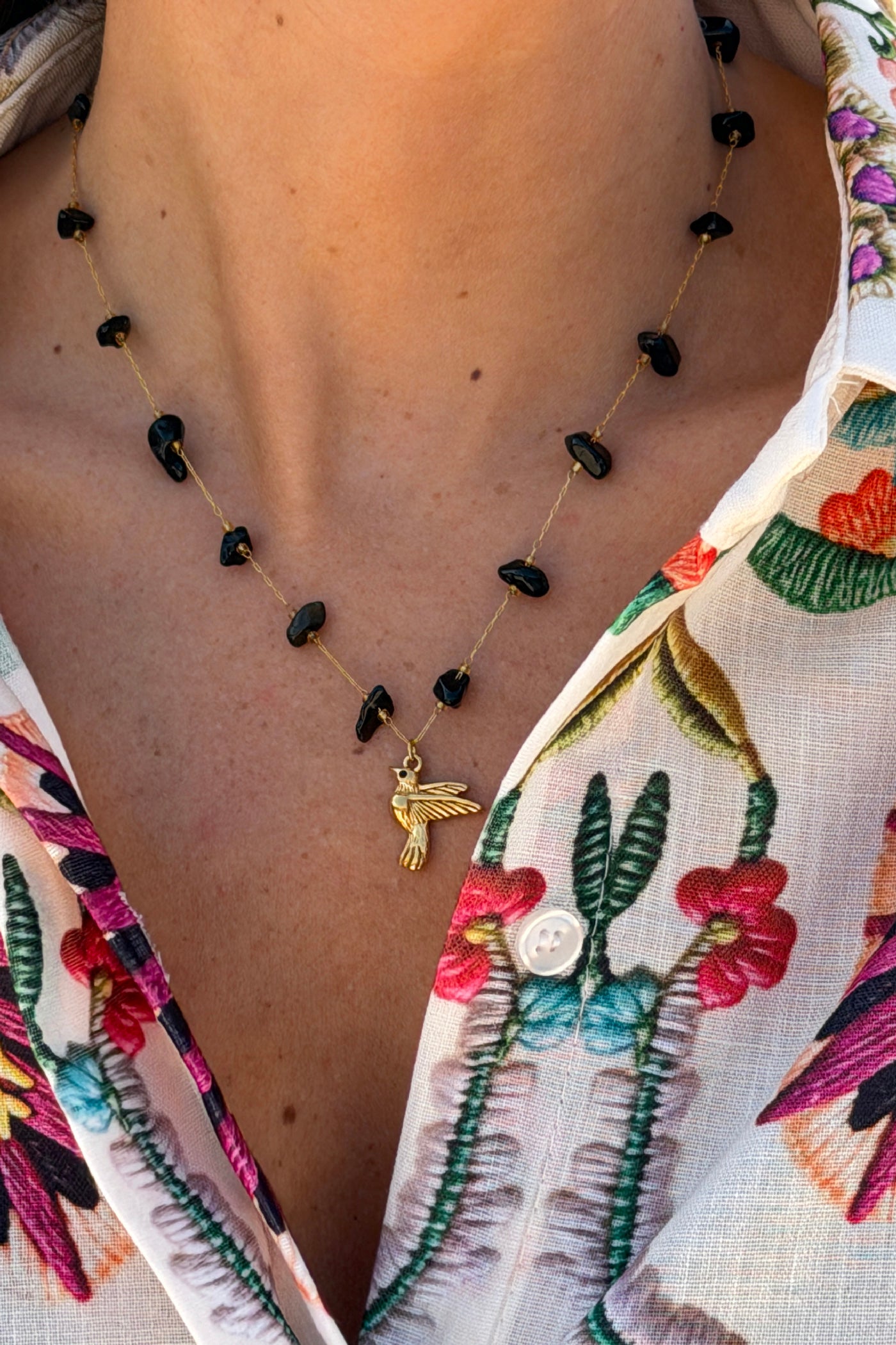 Collier petite chaine dorée et pierre résine noire pendentif oiseau