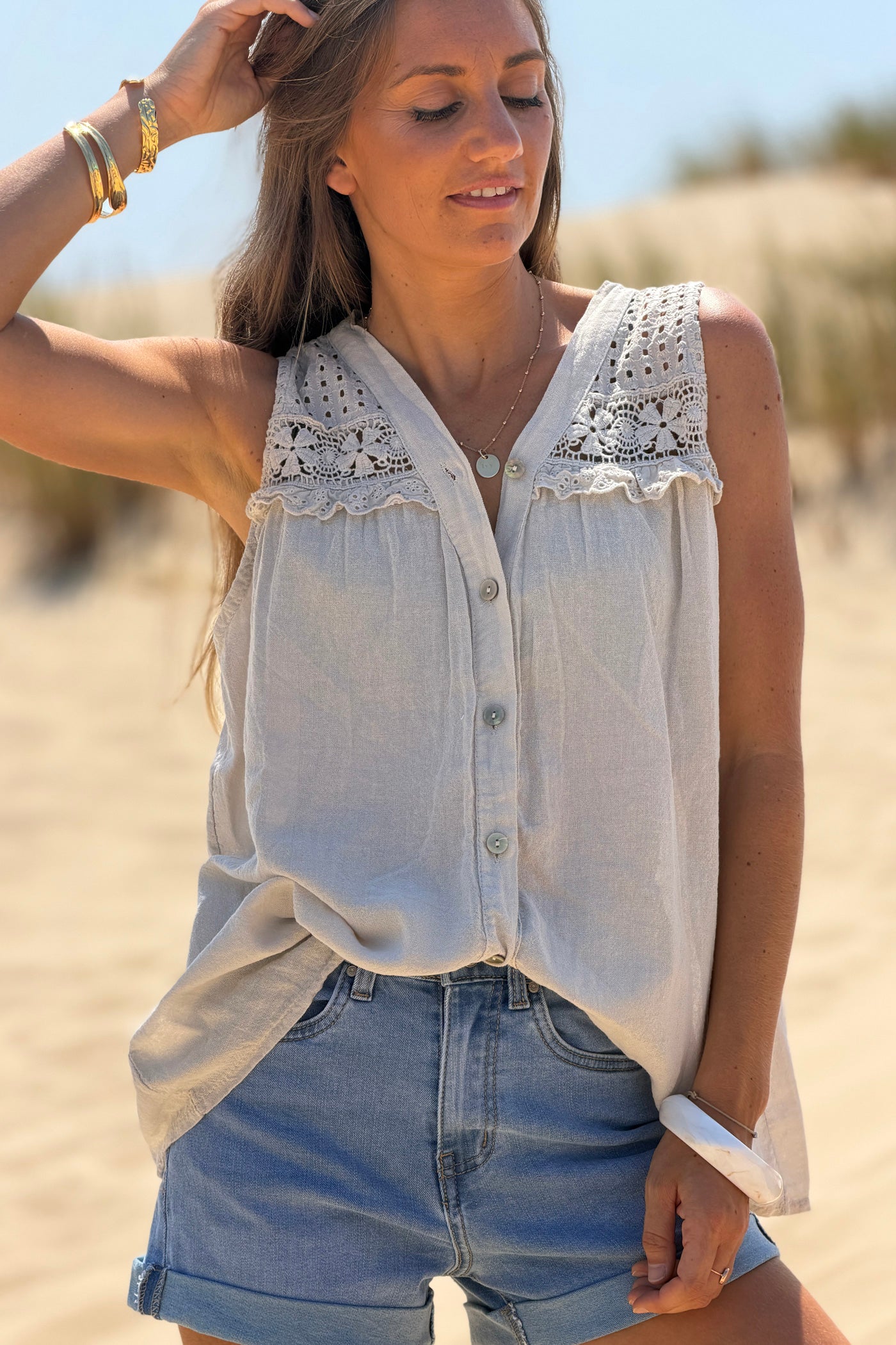 Débardeur à boutons beige en coton effet piqué broderie et dentelle au col