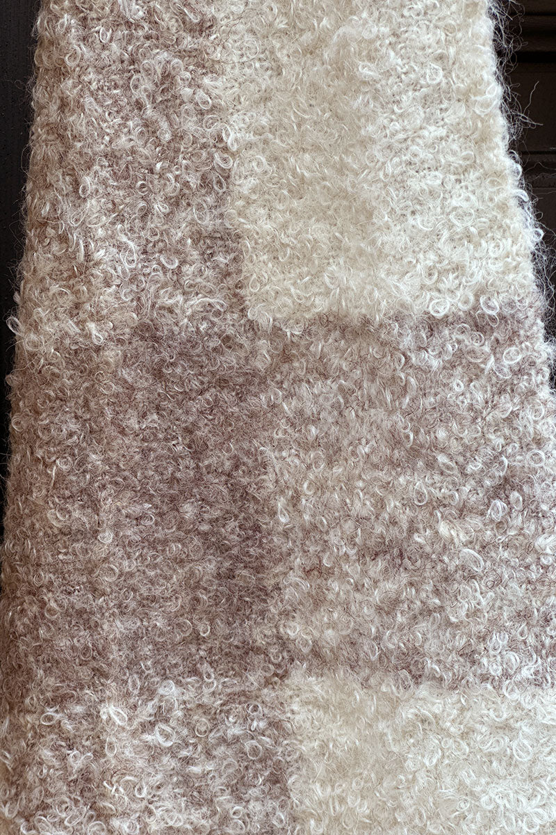 Echarpe douce en bouclettes à carreaux écru et beige