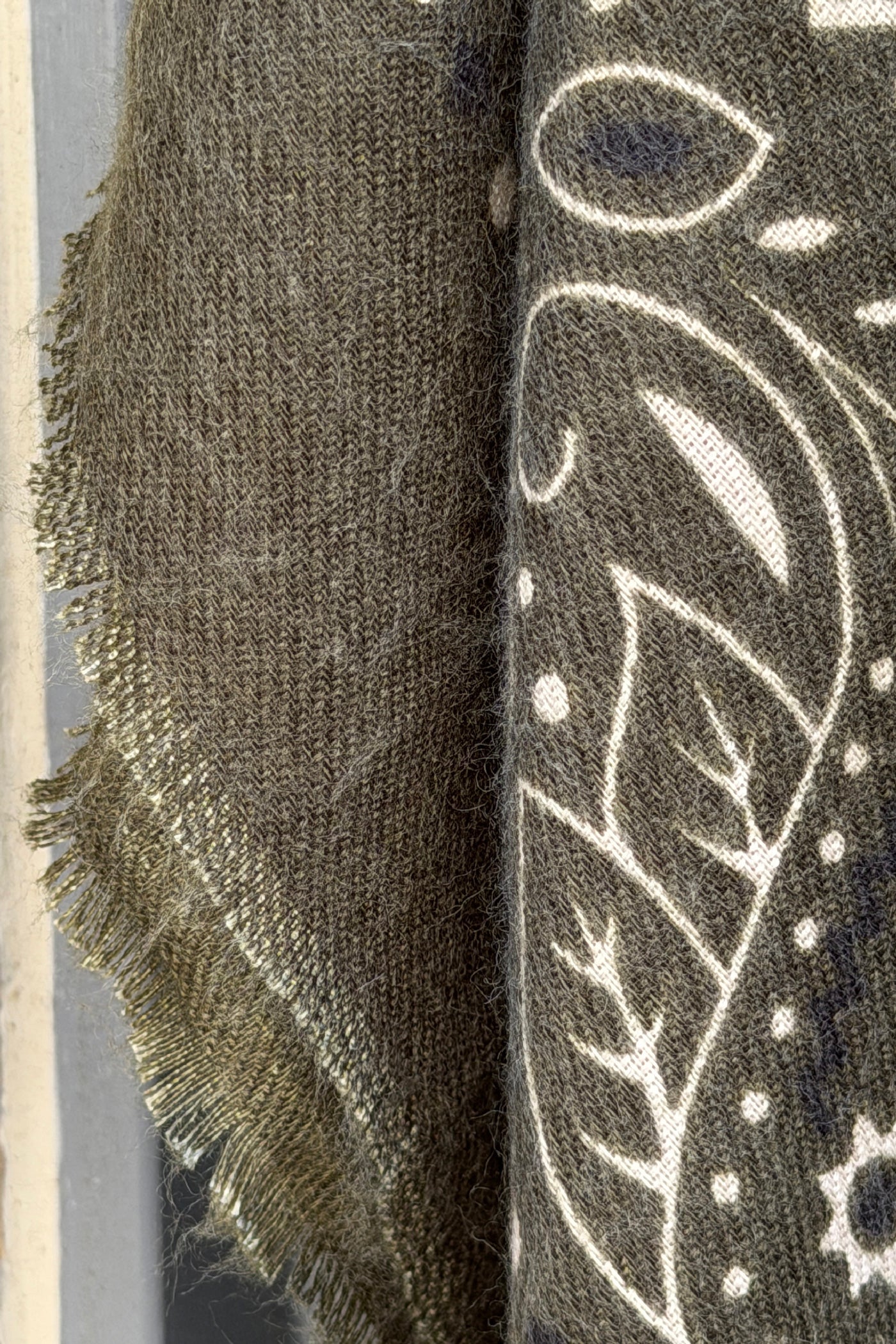 Écharpe kaki douce imprimé bandana finitions franges